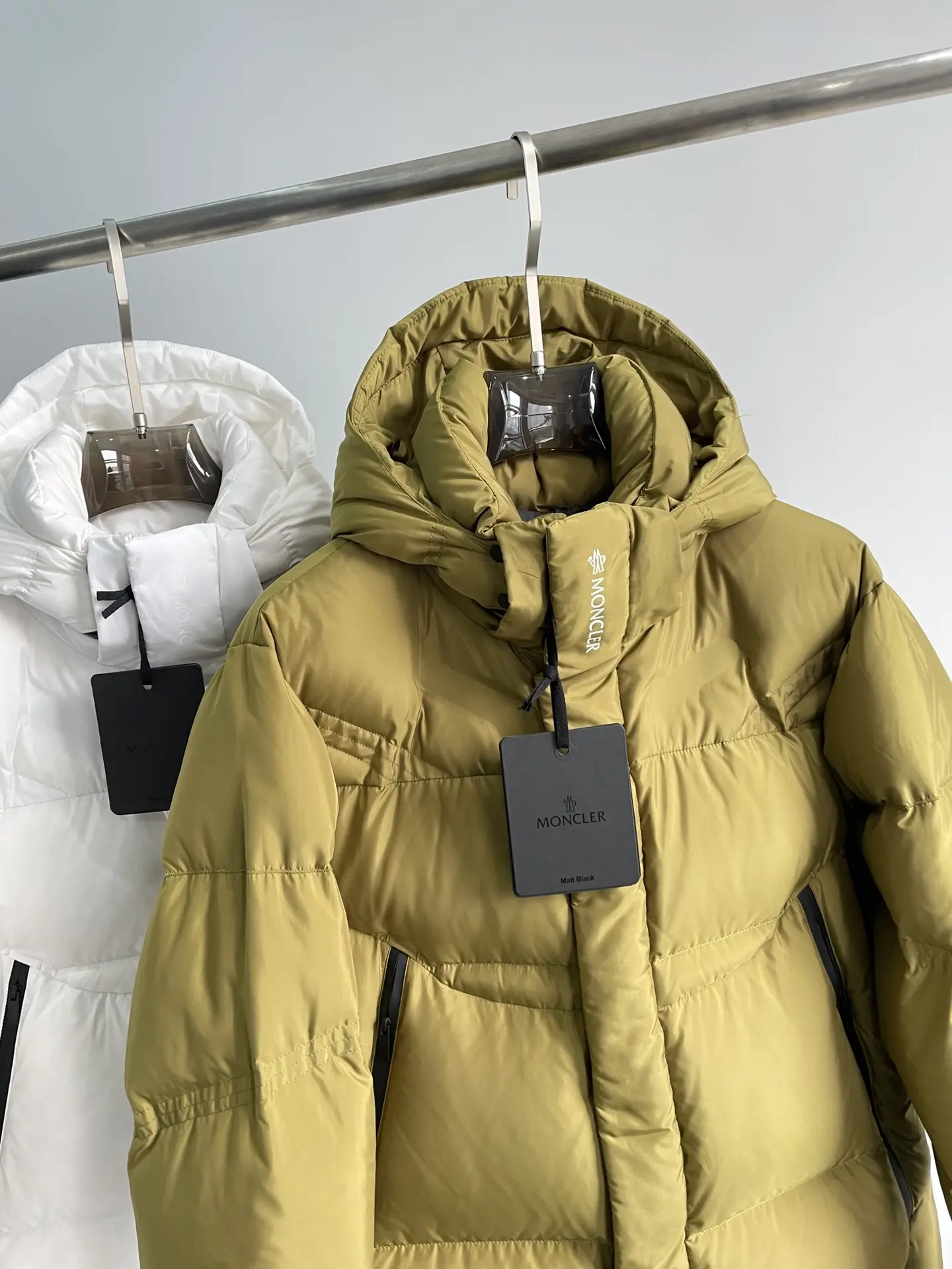 图片[4]-P1360 Moncler 24FW秋冬高端男士门襟字母logo印花保暖白鹅绒填充拼接男士羽绒服外套！
整体的造型设计依然传承了Moncler族基因高奢时装与功能性户外风格相结合通身运用解构主义风格打造视觉感极强门襟运用标志性品牌圆形徽章体将品牌的文化精髓与身份浓缩聚焦于上面醒目且时髦搭载局部品牌LOGO印花体形成呼应效果！通体外层日本Toray公司户外专业科技面料缝线由日本顶级富士克大王线提供极好的防钻绒线另外具有强大的防水防风雪特性！内里填充甄选匈牙利-白金级霍尔多巴吉白鹅绒提取的白鹅腹部高品质的绒蓬松度和含绒量极高回弹性优越超欧标环保级别无异味锁温效果与保暖性极佳！工艺细节精致考究辅料全系客供双拉链开合配置上身效果轻便塑形属于实穿性极强的一款羽绒服塑造性非常高强荐必入的御寒穿搭利器！

颜色：绿色、白色、黑色
尺码：1-5码
尺寸参考：
1码:肩宽48胸围112袖长64衣长68
2码:肩宽49胸围116袖长65衣长69
3码:肩宽50胸围120袖长66衣长70
4码:肩宽51胸围124袖长67衣长71
5码:肩宽52胸围128袖长68衣长72-高仿包包