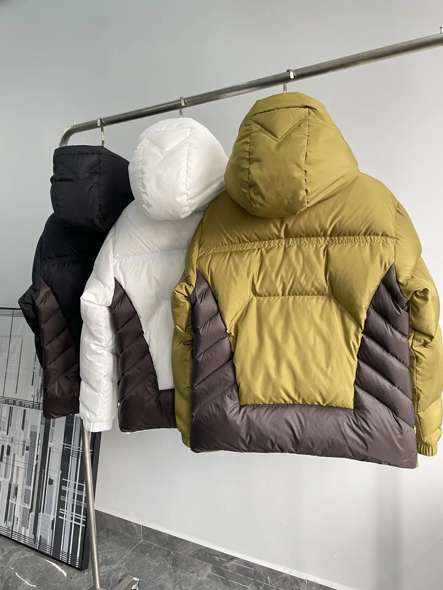 ¡P1360 Moncler 24FW Otoño / Invierno de gama alta de los hombres de la solapa Carta Logo impreso cálido ganso blanco relleno de plumas Patchwork chaqueta de plumas!¡El diseño general de modelado todavía hereda la familia Moncler gen de la moda de alto lujo y estilo funcional al aire libre combinado con el uso del estilo deconstruccionista para crear un fuerte sentido visual de la solapa utilizando la marca icónica insignia redonda cuerpo será la esencia cultural de la marca y la identidad concentrada se centran en lo anterior llamativo y de moda llevar logotipo de la marca local cuerpo de impresión para formar un efecto de eco! ¡En todo el cuerpo de la capa exterior de la tela de la tecnología profesional al aire libre Toray de Japón costura del hilo Fujikawa superior de Japón para proporcionar una excelente hilo anti-perforación, además de un fuerte viento impermeable y características de la nieve! ¡Relleno interior seleccionado Hungría - plumón de ganso blanco Hordobagi de grado platino extraído del vientre del ganso blanco terciopelo de alta calidad esponjosidad y el contenido de plumón es muy alta resistencia superior ultra-europeo nivel de protección del medio ambiente sin olor efecto de bloqueo y excelente calidez! ¡Artesanía detalles exquisitos materiales auxiliares todo el sistema de invitados para la configuración de cierre de cremallera doble en el cuerpo efecto de la conformación de peso ligero pertenece a la usabilidad de una chaqueta de plumón conformación de una muy alta fuerte recomendado debe entrar en el frío herramienta de desgaste!Color: verde, blanco, negroTamaño: 1-5 yardasTamaño de referencia:1 yardas: anchura de los hombros 48 pecho 112 longitud de la manga 64 longitud 682 yardas: anchura de los hombros 49 pecho 116 longitud de la manga 65 longitud 693 yardas: ancho de los hombros 50 pecho 120 longitud de la manga 66 longitud 704 yardas: anchura del hombro 51 pecho 124 longitud de la manga 67 longitud 715 yardas: anchura del hombro 52 pecho 128 longitud de la manga 68 longitud 72