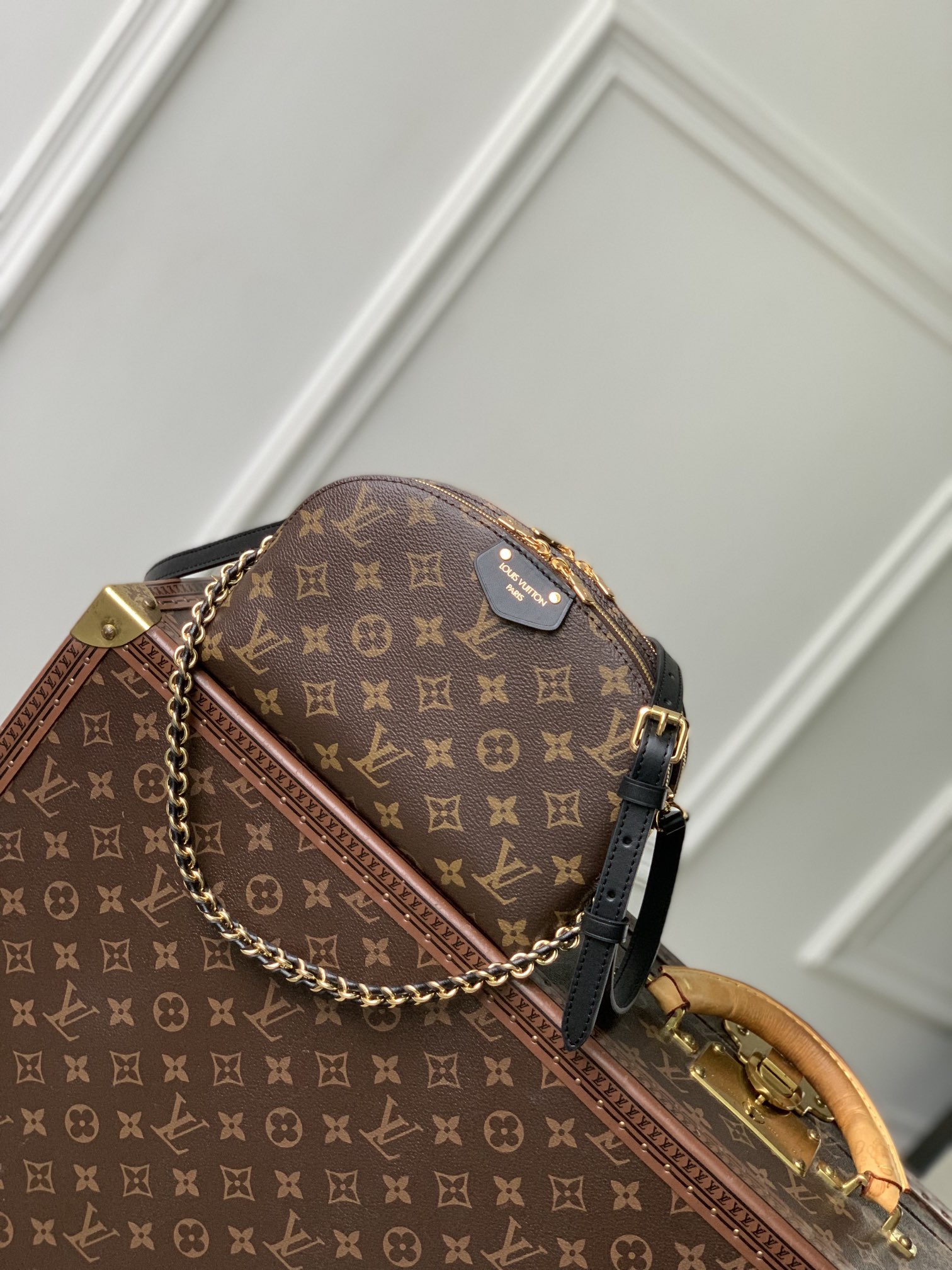 P900 M12996 A mala de mão Be Alma combina os designs icónicos da mala de mão e da bolsa de cosmética Alma da marca na coleção Cruise 2025 para um estilo de viagem urbano e divertido. Forma compacta com uma corrente entrançada que pode ser usada como uma clutch ou a tiracolo com uma alça de ombro comprida15 x 7 x 27 cm (A x L x C)-Fábrica de Alta Moda