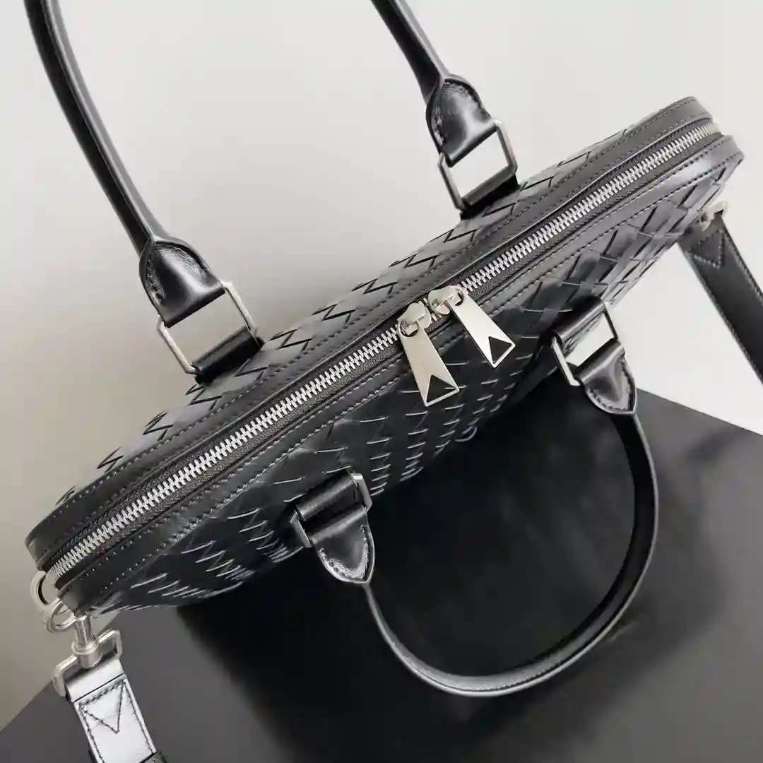 BV Men's BriefcaseAny one of the men's casual formal wear can match the top calfskin size weaving with more luxury hand-woven self-use gift are very good 👌 business casual a bag of multi-purpose built-in shoulder straps 💙Model No.: 778081Size: 35*28*7.5cm