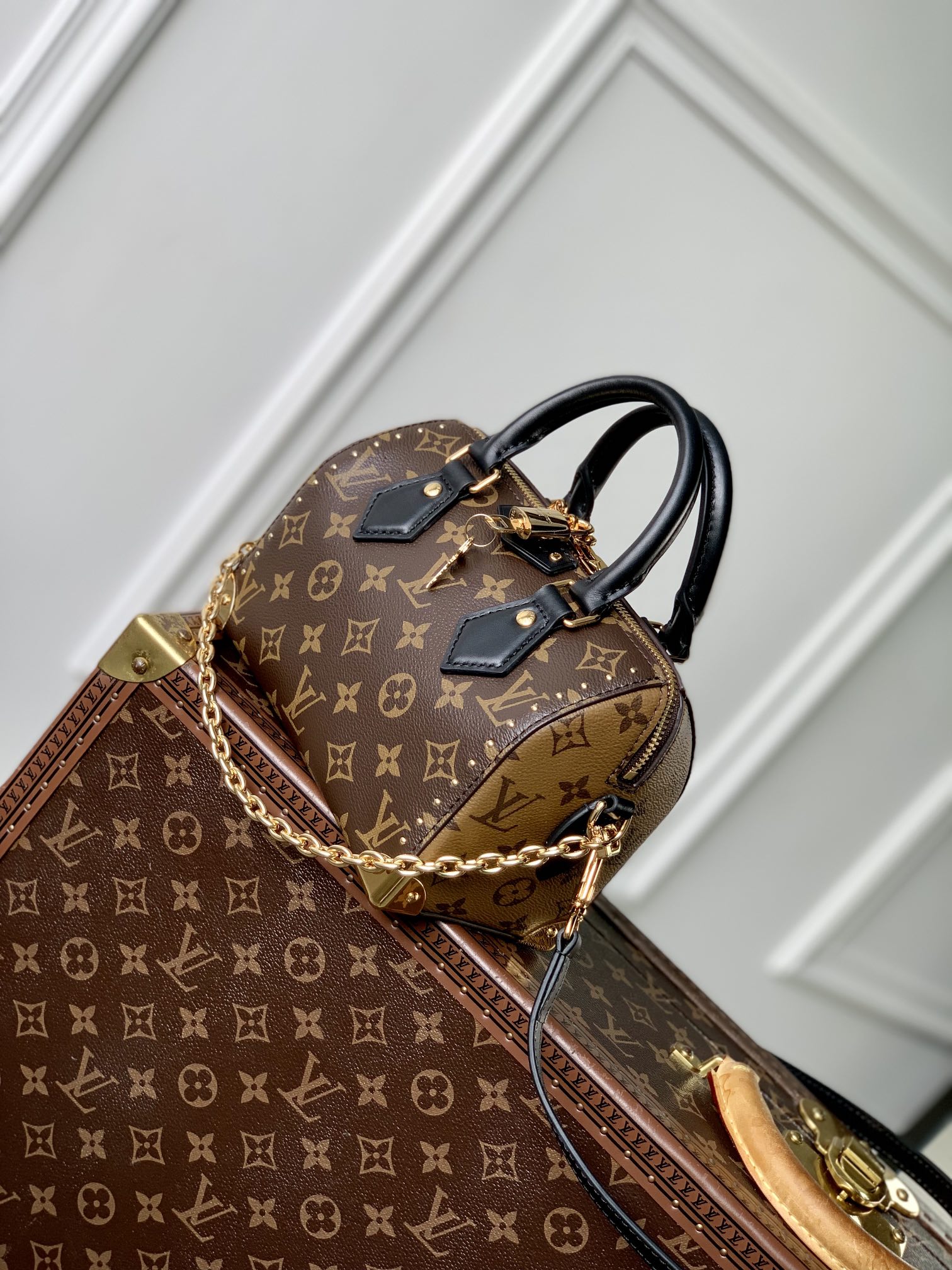 P1900 LV M13146El icónico baúl Speedy se reinterpreta en un nuevo e impactante estilo para la colección Primavera 2025.El tradicional estuche rígido con delicados detalles dorados está confeccionado con la lona Monclerogram de la marca y acabado con ribetes en contraste Monclerogram Reverse. Diseño icónico de Nicolas GhesquièreEl bolso cuenta con una bandolera desmontable y una correa de cadena que puede llevarse en diagonal, sobre el hombro o en la mano20,5 x 16 x 11 cm (L x A x A)-Bolso de alta costura