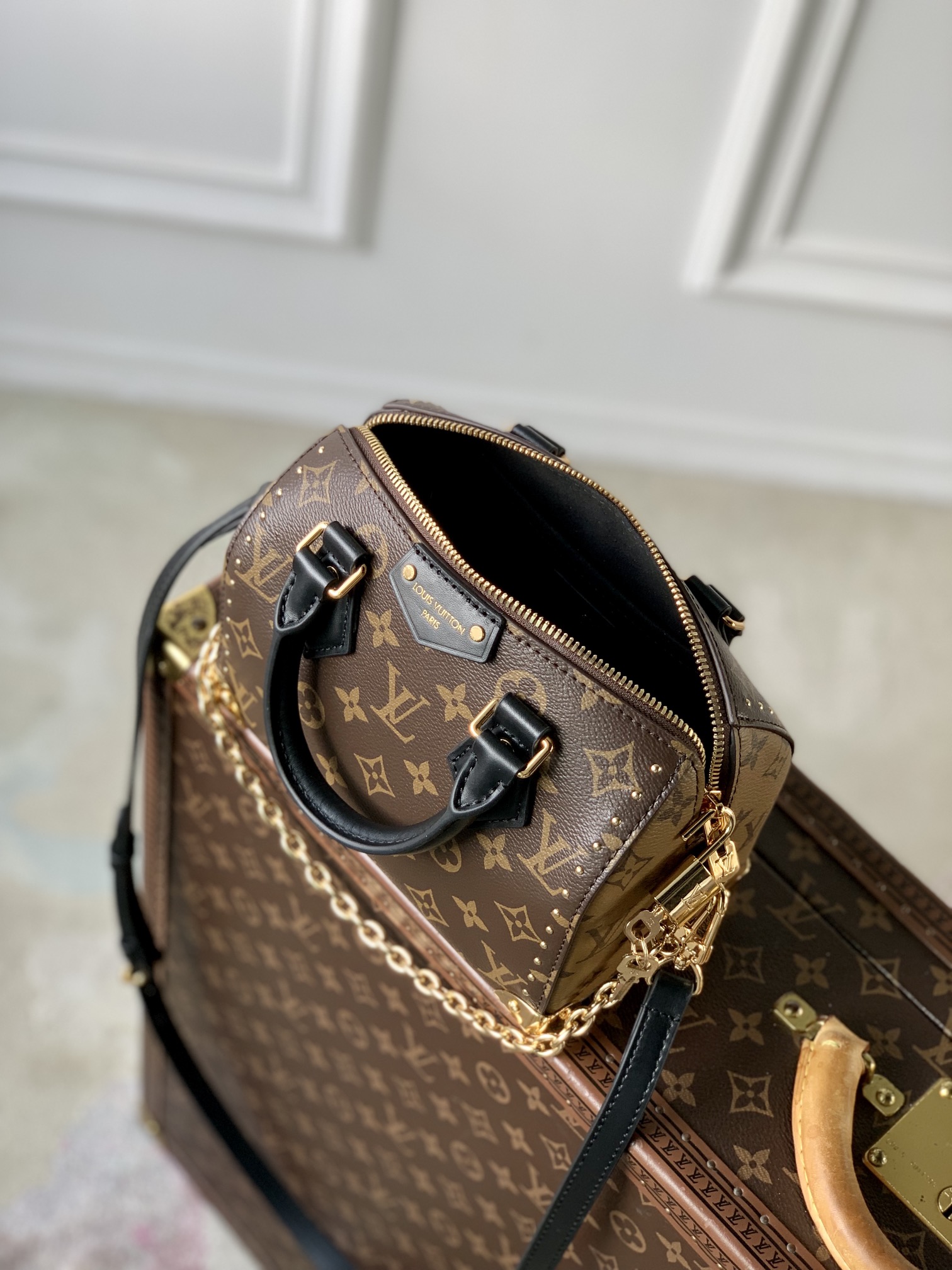 P1900 LV M13146L'emblématique Speedy Trunk est réinterprété dans un style nouveau et distinctif pour la collection printemps 2025. La traditionnelle mallette rigide aux délicats accents dorés est fabriquée à partir de la toile Monclerogram de la marque avec des bordures contrastées Monclerogram Reverse, parfaite illustration du design iconique de Nicolas Ghesquière. Le sac est doté d'une bandoulière amovible et d'une chaîne pour le porter en diagonale, à l'épaule ou à la main.20,5 x 16 x 11 cm(L x H x L)