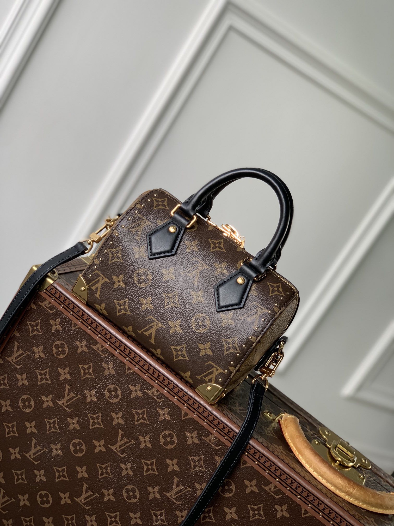 P1900 LV LV M13146أُعيد تفسير حقيبة Speedy Trunk الأيقونية بأسلوب جديد مذهل لمجموعة ربيع 2025، وتتميز الحقيبة بتفاصيلها التقليدية الصلبة مع لمسات ذهبية رقيقة مصنوعة من قماش Monclerogram الخاص بالعلامة التجارية ومزينة بحافة عكسية متباينة من Monclerogram. تصميم Nicolas Ghesquière الأيقوني تتميز الحقيبة بحزام كتف قابل للفصل وحزام سلسلة يمكن حملها بشكل مائل أو على الكتف أو في وضع حمل اليد20.5 × 16 × 11 سم (الطول × الارتفاع × العرض) - حقيبة عالية الموضة