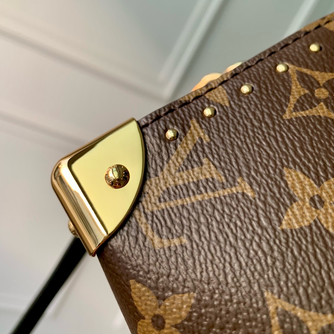 P1900 LV LV M13146أُعيد تفسير حقيبة Speedy Trunk الأيقونية بأسلوب جديد مذهل لمجموعة ربيع 2025، وتتميز الحقيبة بتفاصيلها التقليدية الصلبة مع لمسات ذهبية رقيقة مصنوعة من قماش Monclerogram الخاص بالعلامة التجارية ومزينة بحافة عكسية متباينة من Monclerogram. تصميم Nicolas Ghesquière الأيقوني تتميز الحقيبة بحزام كتف قابل للفصل وحزام سلسلة يمكن حملها بشكل مائل أو على الكتف أو في وضع حمل اليد20.5 × 16 × 11 سم (الطول × الارتفاع × العرض) - حقيبة عالية الموضة