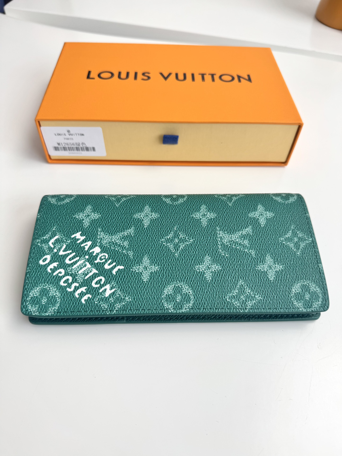 P400 M12656 Green Ce portefeuille Brazza en toile Monclerogram Heritage est une nouvelle interprétation par Pharrell Williams de l'emblématique motif Monclerogram, avec des textures entrecroisées et le logo Marque L. Vuitton Déposée qui met en valeur l'impression Damier d'origine. Les éléments classiques de l'imprimé Damier original sont associés à de multiples fentes pour cartes et à des compartiments pour un design long et fonctionnel Taille : 19 x 10 x 2cm