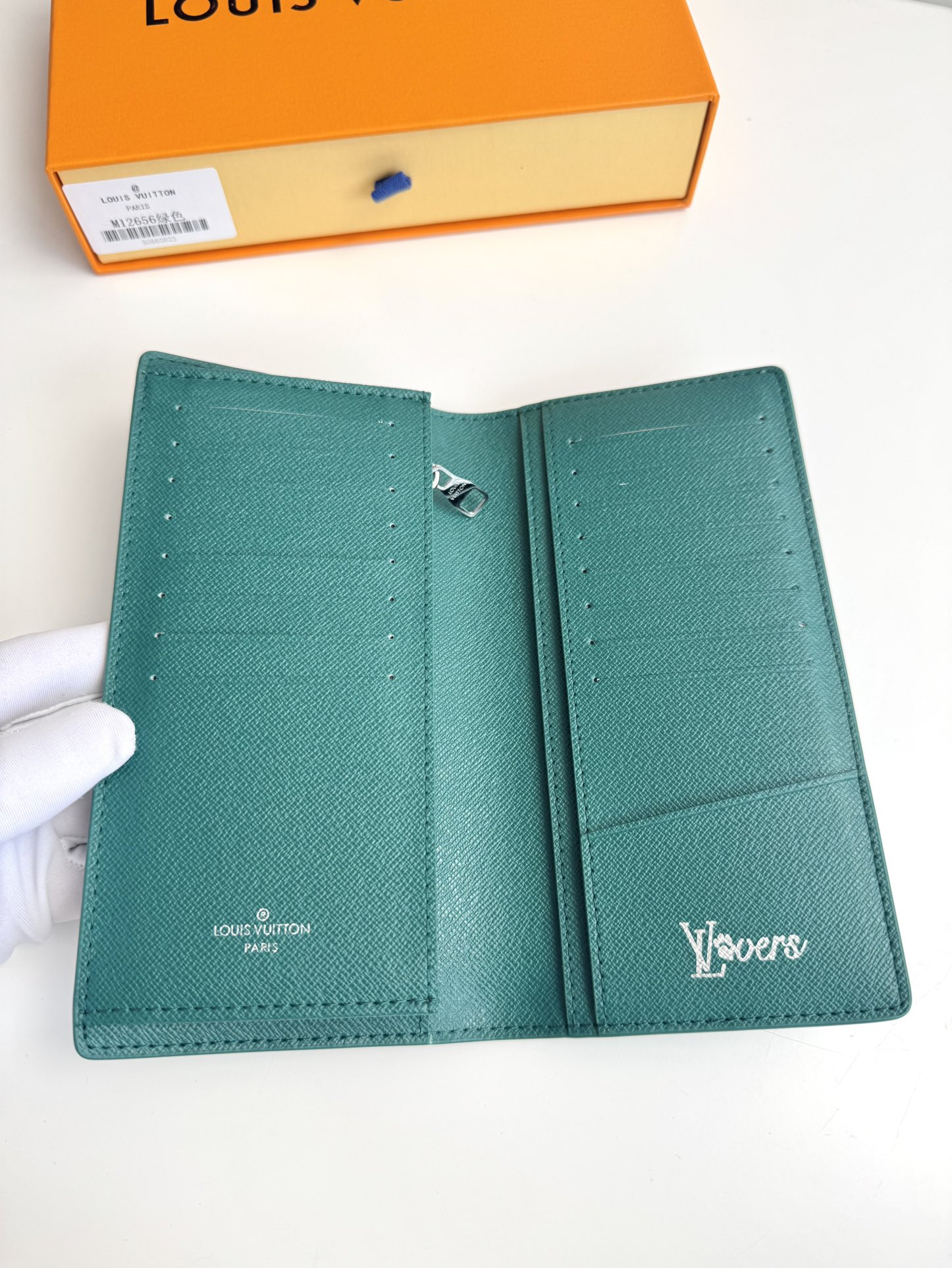 P400 M12656 Green Ce portefeuille Brazza en toile Monclerogram Heritage est une nouvelle interprétation par Pharrell Williams de l'emblématique motif Monclerogram, avec des textures entrecroisées et le logo Marque L. Vuitton Déposée qui met en valeur l'impression Damier d'origine. Les éléments classiques de l'imprimé Damier original sont associés à de multiples fentes pour cartes et à des compartiments pour un design long et fonctionnel Taille : 19 x 10 x 2cm