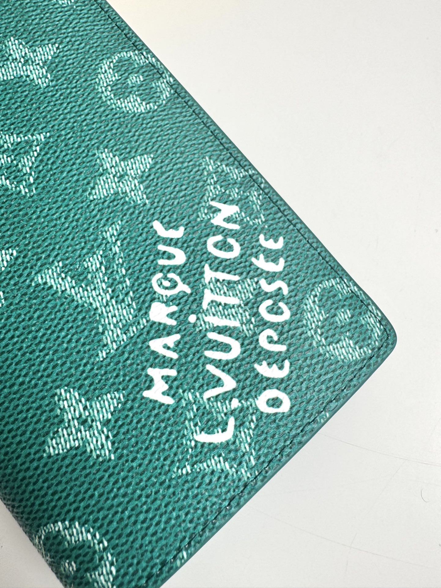 P400 M12656 Verde En esta cartera Brazza de lona Monclerogram Heritage, Pharrell Williams reinterpreta el icónico estampado Monclerogram con texturas entrecruzadas y el logotipo de la Marque L. Vuitton Déposée luciendo el estampado Damier original. Los elementos clásicos del estampado Damier original se combinan con múltiples ranuras para tarjetas y compartimentos para un diseño largo y funcional Tamaño: 19 x 10 x 2 cm