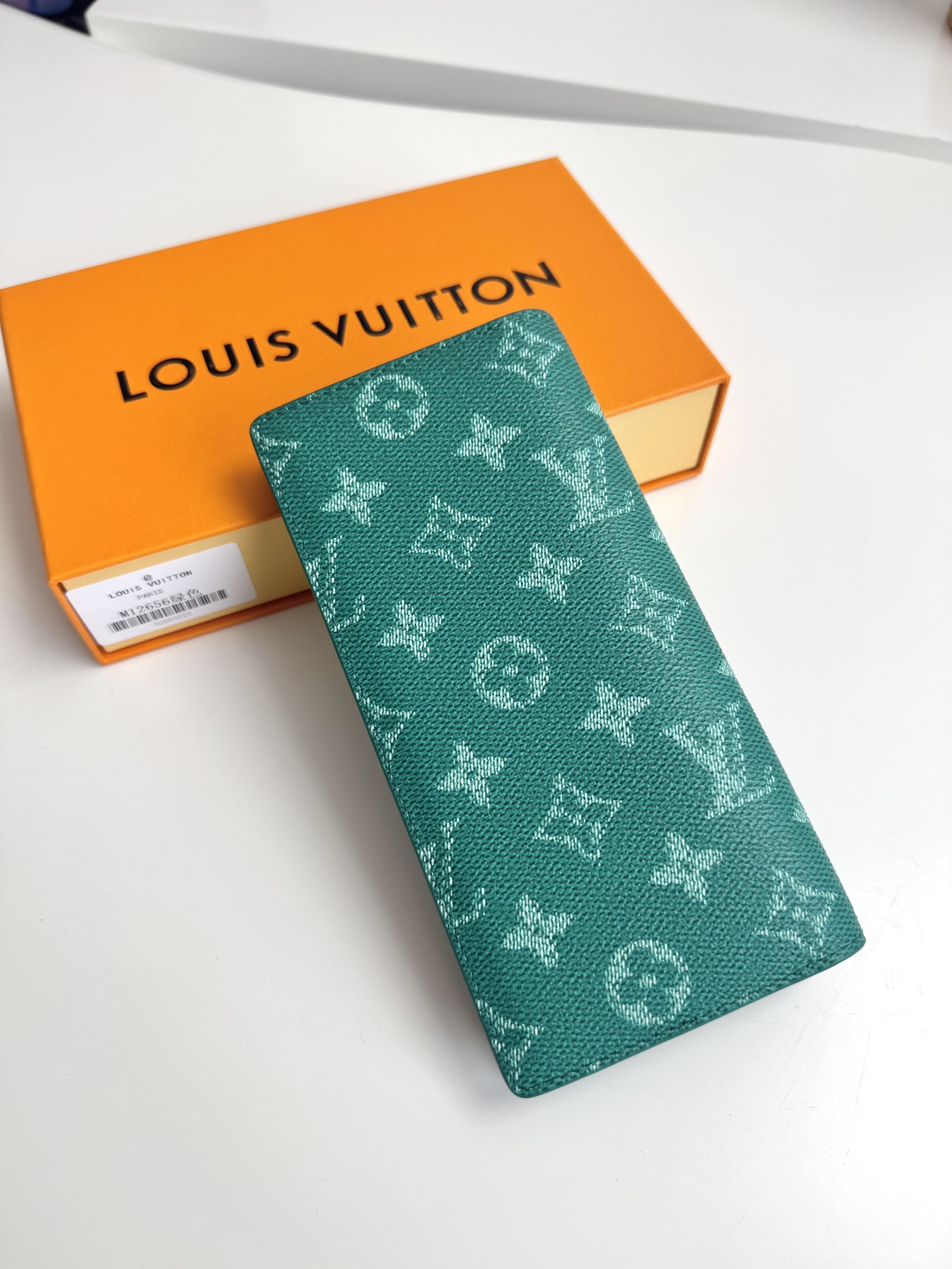 P400 M12656 Verde En esta cartera Brazza de lona Monclerogram Heritage, Pharrell Williams reinterpreta el icónico estampado Monclerogram con texturas entrecruzadas y el logotipo de la Marque L. Vuitton Déposée luciendo el estampado Damier original. Los elementos clásicos del estampado Damier original se combinan con múltiples ranuras para tarjetas y compartimentos para un diseño largo y funcional Tamaño: 19 x 10 x 2 cm