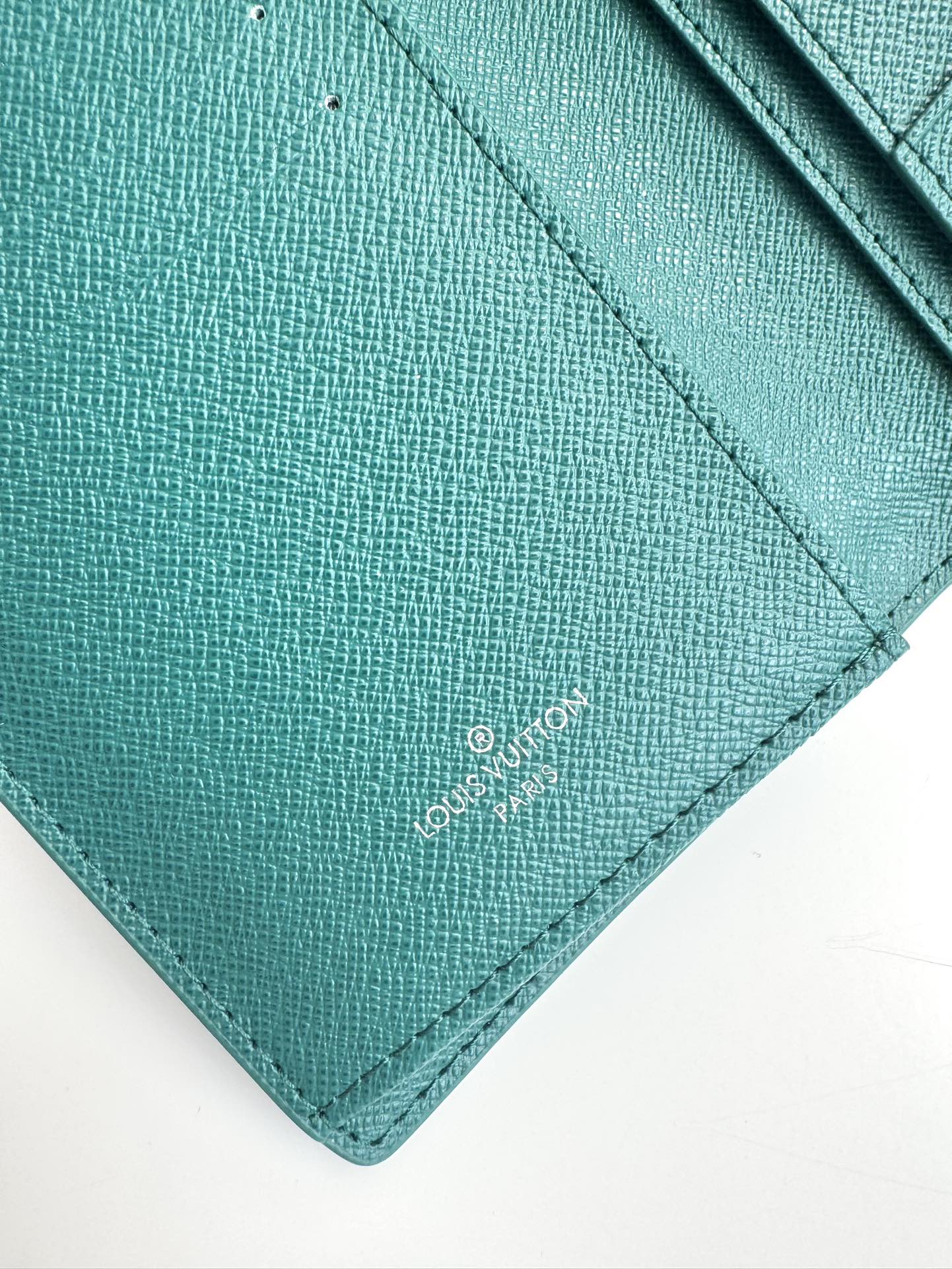 P400 M12656 Green Ce portefeuille Brazza en toile Monclerogram Heritage est une nouvelle interprétation par Pharrell Williams de l'emblématique motif Monclerogram, avec des textures entrecroisées et le logo Marque L. Vuitton Déposée qui met en valeur l'impression Damier d'origine. Les éléments classiques de l'imprimé Damier original sont associés à de multiples fentes pour cartes et à des compartiments pour un design long et fonctionnel Taille : 19 x 10 x 2cm