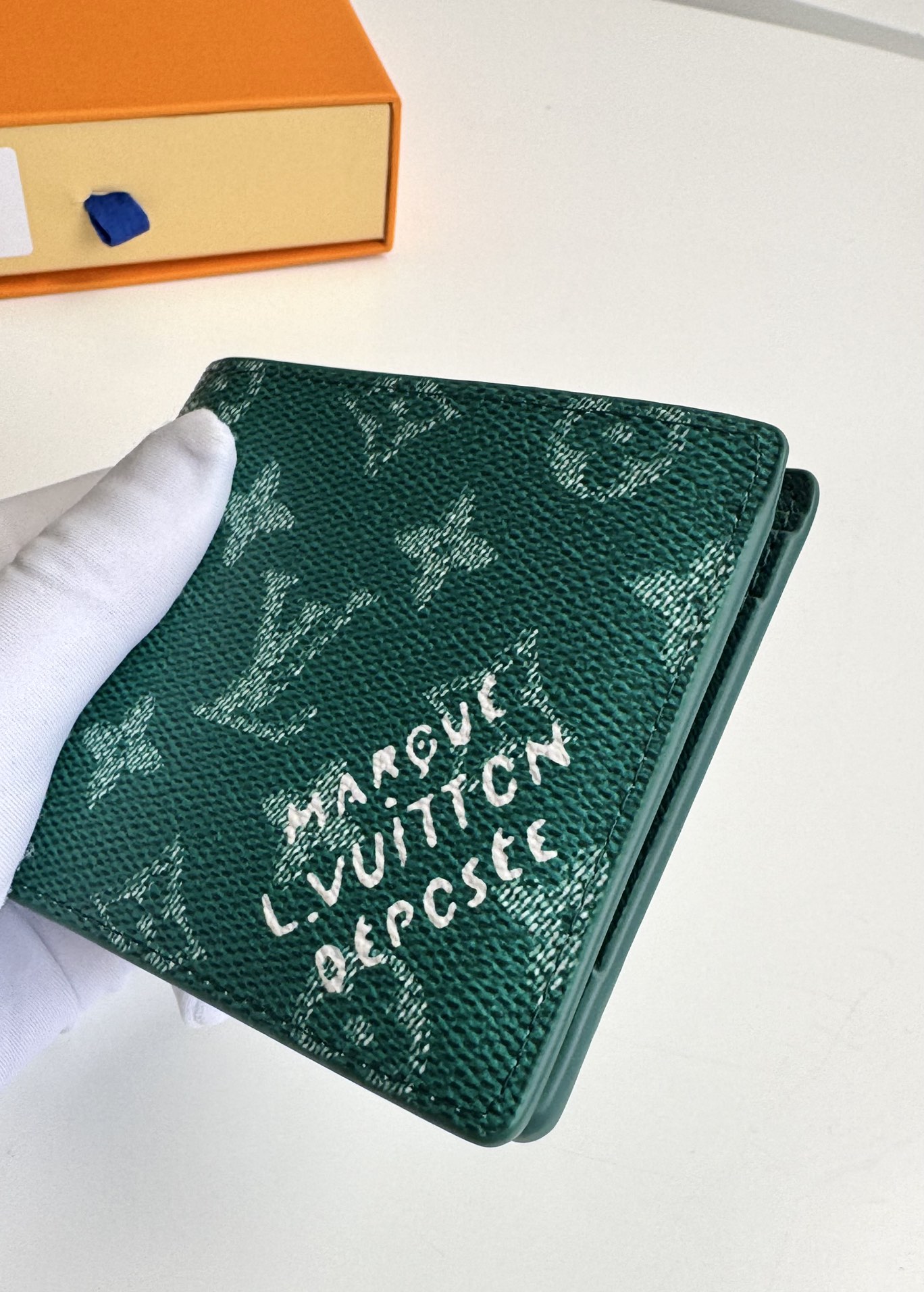 Image [4]-P320 M12657 Green Ce portefeuille multiple en toile Monclerogram Heritage libère un style moderne avec un subtil jeu de textures verticales et horizontales et des détails originaux du motif Damier comme le logo Marque L.Vuitton Déposée Dimensions : 11.5 x 9 x 1.5cm-Sacs haute couture