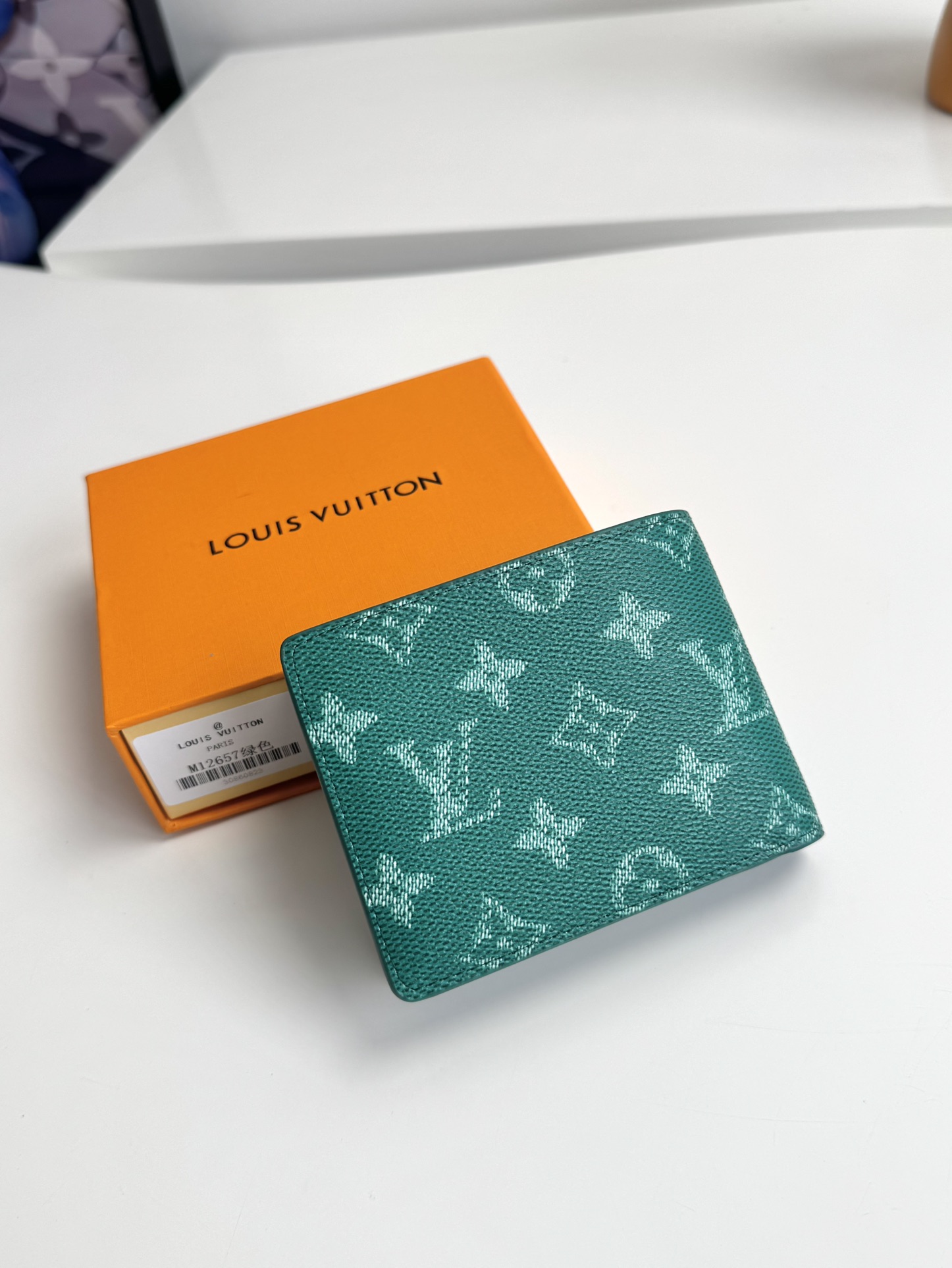 P320 M12657 Verde Esta cartera múltiple desata un estilo moderno en lona Monclerogram Heritage con un sutil despliegue de texturas horizontales y verticales y motivos Damier originales como el logotipo Marque L. Vuitton Déposée Dimensiones: 11,5 x 9 x 1,5 cm.