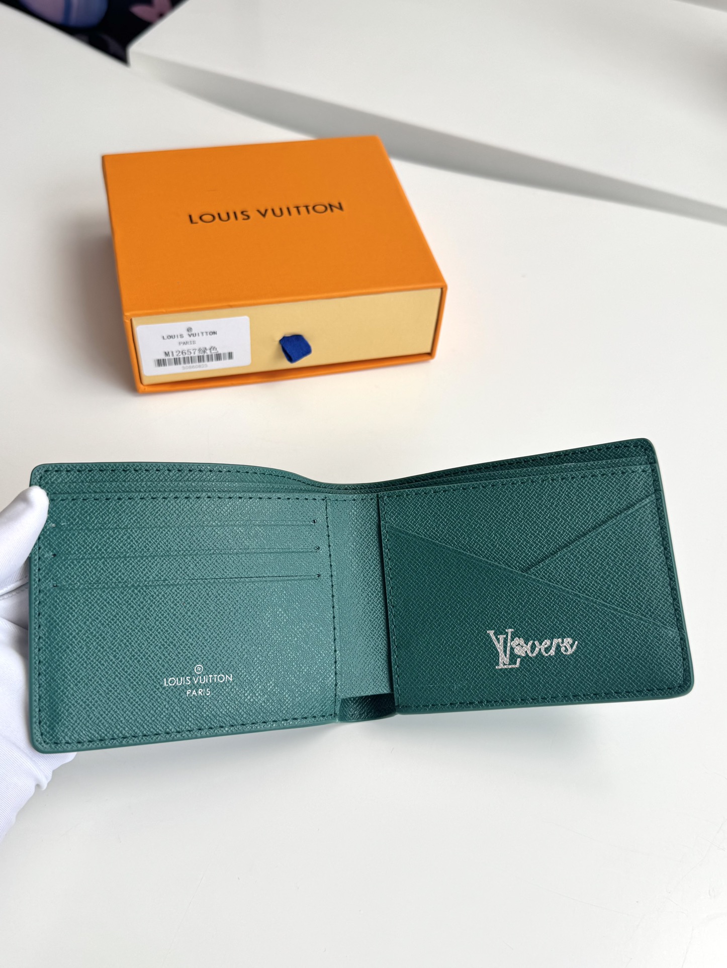 P320 M12657 Verde Esta cartera múltiple desata un estilo moderno en lona Monclerogram Heritage con un sutil despliegue de texturas horizontales y verticales y motivos Damier originales como el logotipo Marque L. Vuitton Déposée Dimensiones: 11,5 x 9 x 1,5 cm.