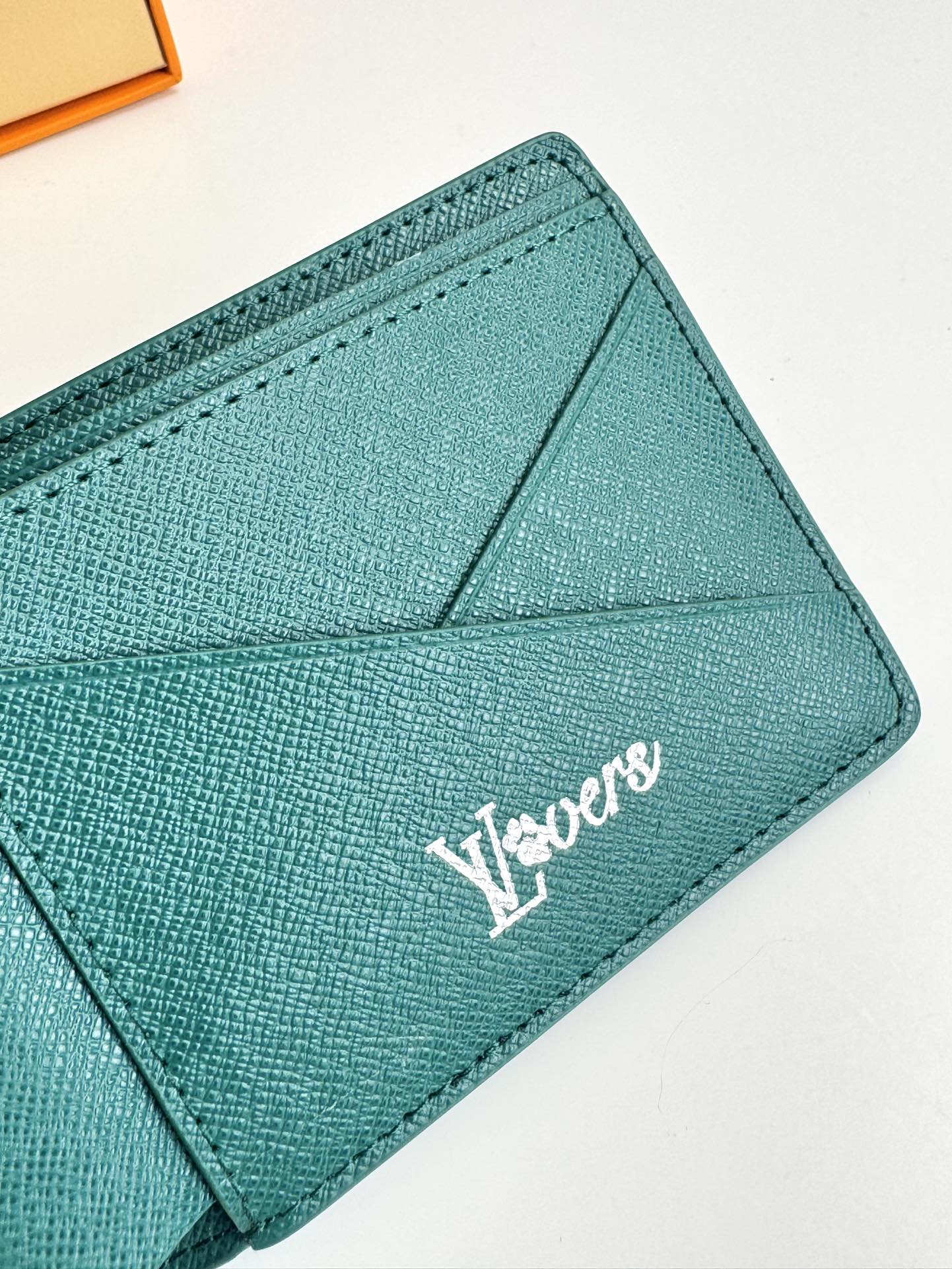 P320 M12657 Verde Esta cartera múltiple desata un estilo moderno en lona Monclerogram Heritage con un sutil despliegue de texturas horizontales y verticales y motivos Damier originales como el logotipo Marque L. Vuitton Déposée Dimensiones: 11,5 x 9 x 1,5 cm.