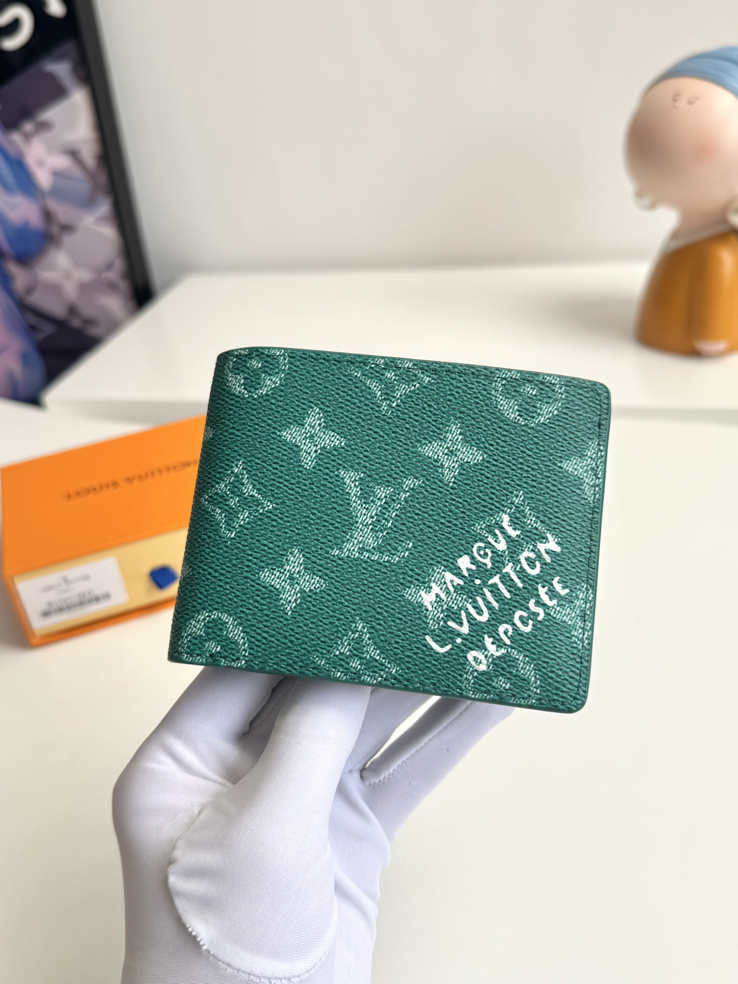 Image [5]-P320 M12657 Green Ce portefeuille multiple en toile Monclerogram Heritage dégage un style moderne avec un subtil jeu de textures verticales et horizontales et des détails originaux du motif Damier comme le logo Marque L. Vuitton Déposée Dimensions : 11,5 x 9 x 1,5cm-Sacs haute couture