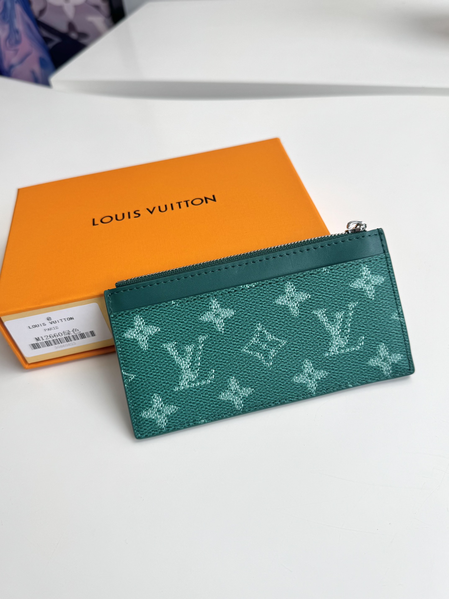 P320 M12660 Verde Pharrell Williams se inspira en la herencia del estampado Damier de la marca para reinventar el clásico motivo Monclerogram para el tarjetero Coin con texturas entrecruzadas y el logotipo Marque L. Vuitton Déposée. Tamaño: 14,5 x 8 x 1 cm