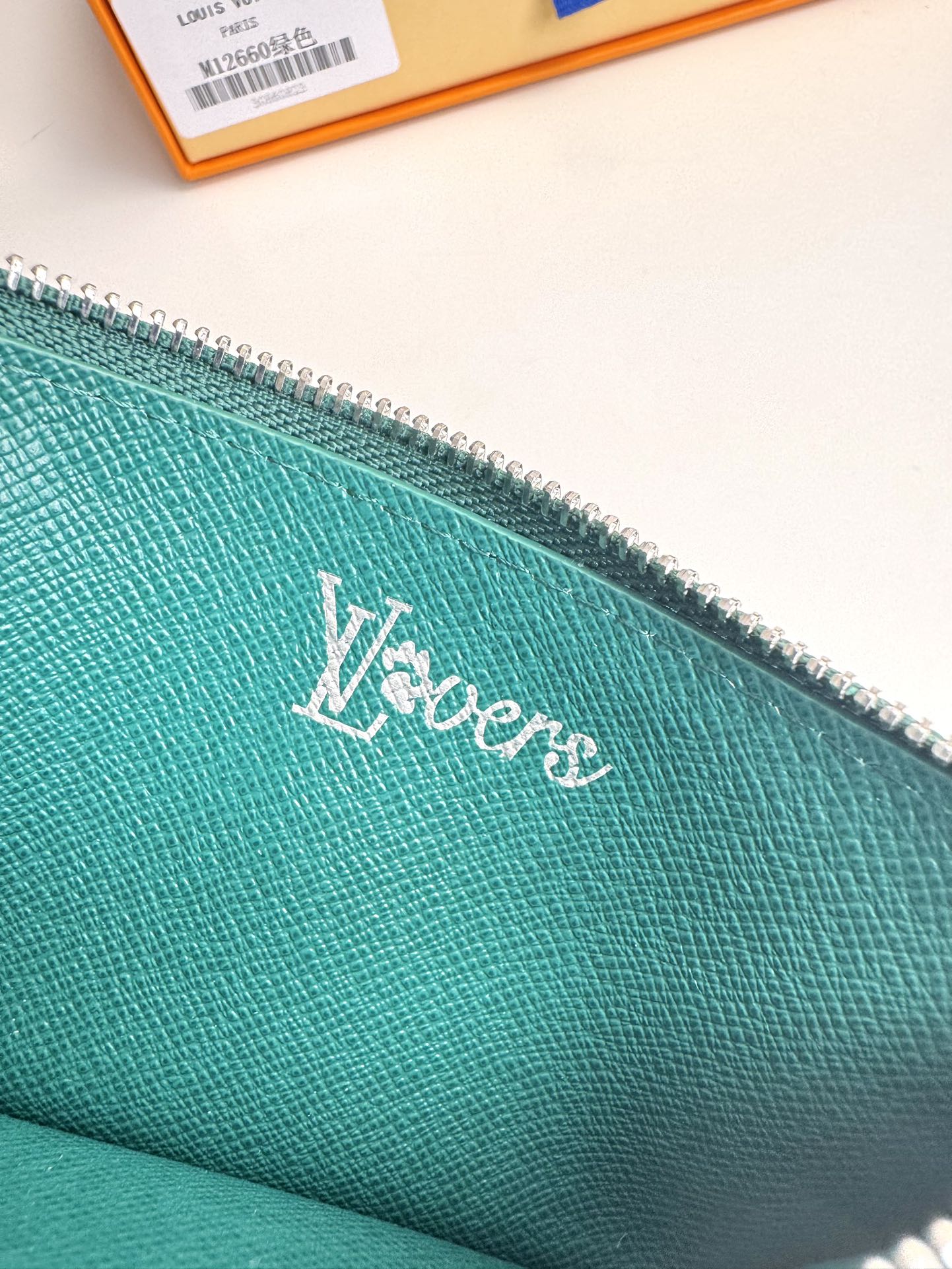 P320 M12660 Verde Pharrell Williams se inspira en la herencia del estampado Damier de la marca para reinventar el clásico motivo Monclerogram para el tarjetero Coin con texturas entrecruzadas y el logotipo Marque L. Vuitton Déposée. Tamaño: 14,5 x 8 x 1 cm