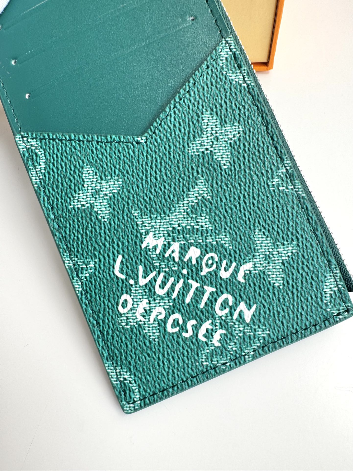 P320 M12660 Verde Pharrell Williams inspira-se na herança do estampado Damier da marca para reinventar o padrão clássico Monclerogram para o porta-cartões Coin com texturas cruzadas e o logótipo Marque L. Vuitton Déposée. Tamanho: 14,5 x 8 x 1cm