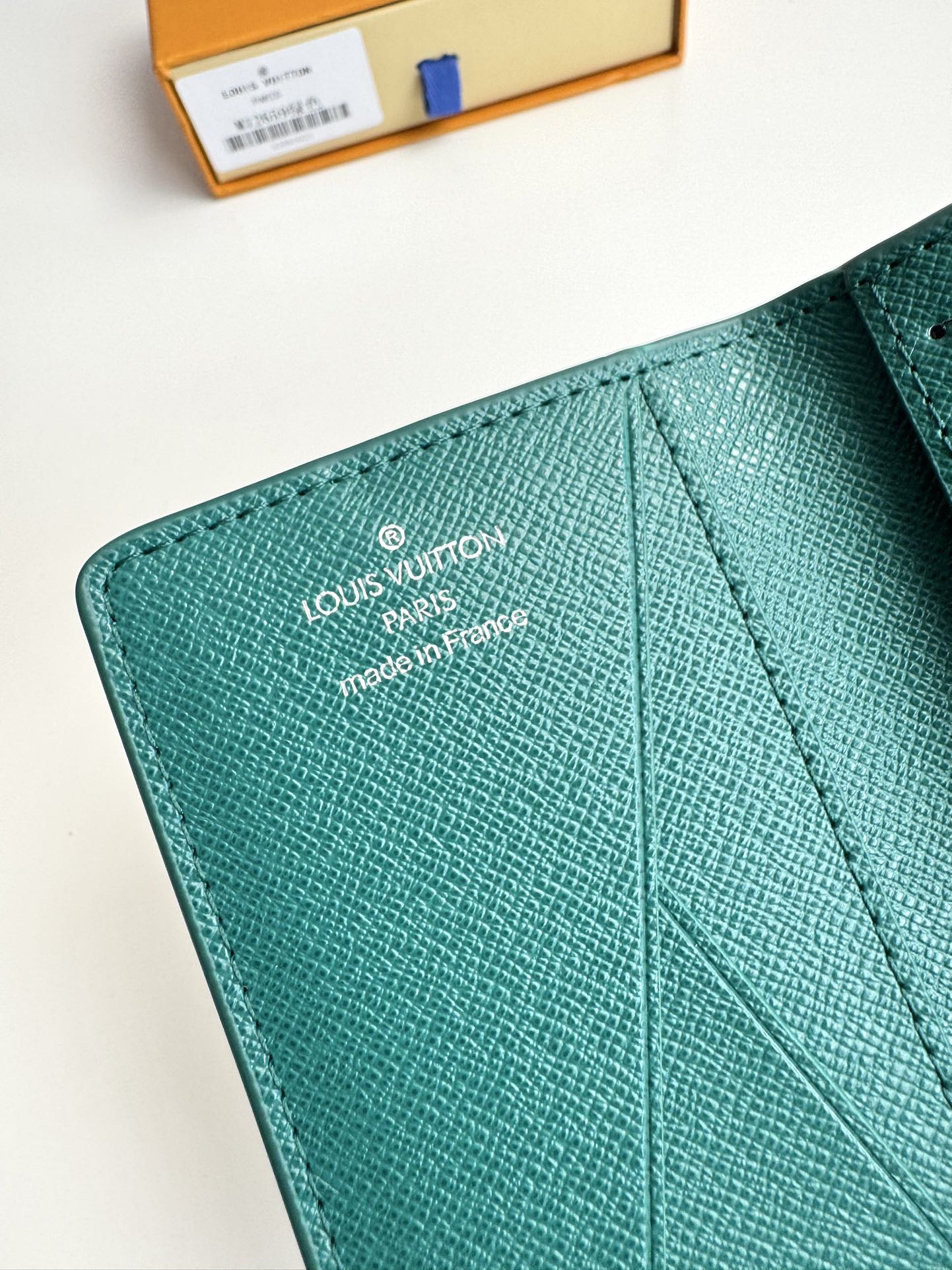 P280 M12659 Verde Esta carteira de bolso é fabricada em lona revestida Monclerogram Heritage e apresenta elementos clássicos como o xadrez Damier e o logótipo Marque L. Vuitton Déposée, mostrando a interpretação moderna de Pharrell Williams do padrão Monclerogram. 11 x 7,5 x 1 cm