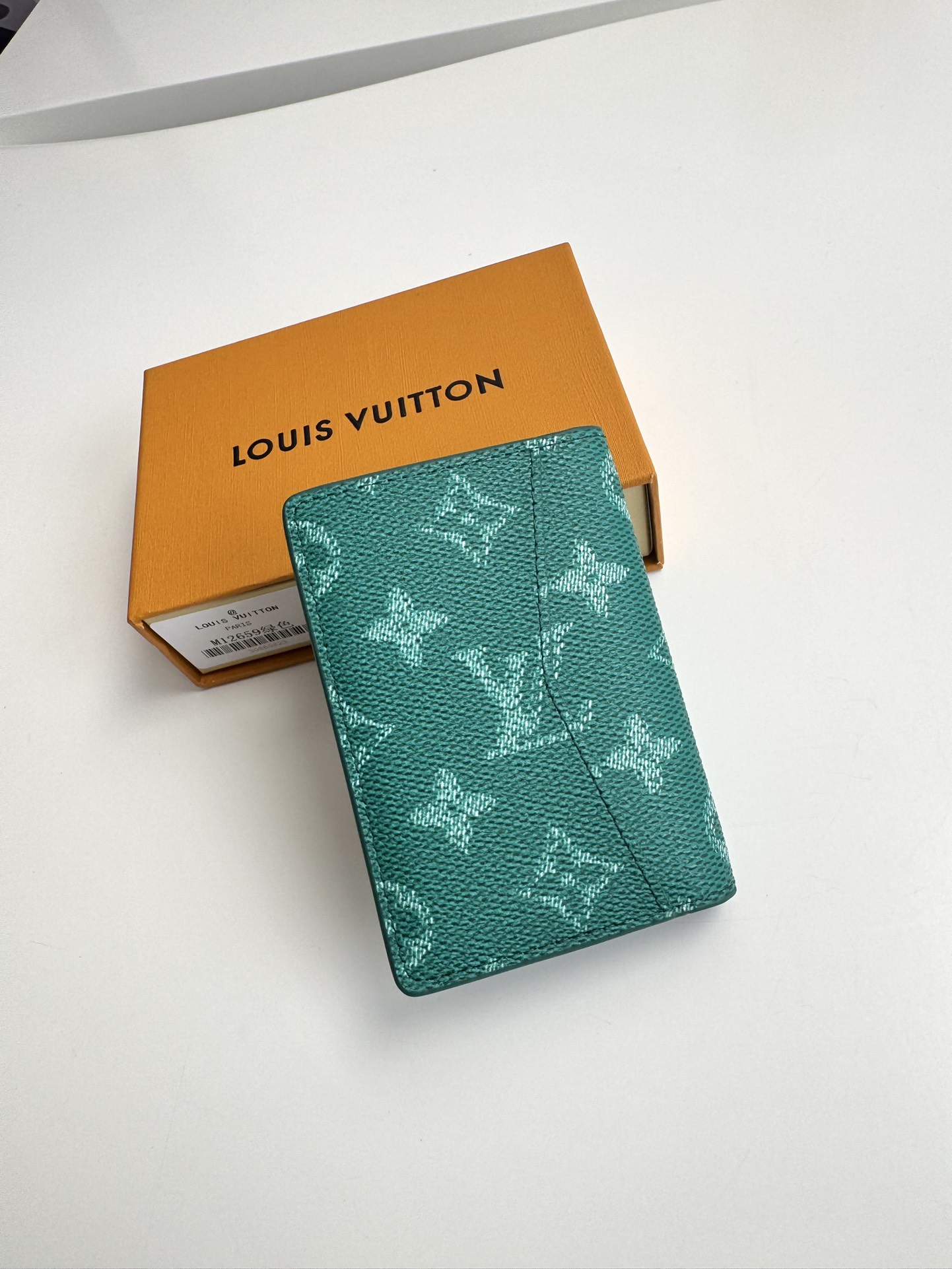 P280 M12659 Green This pocket wallet is made from Monclerogram Heritage coated canvas and features classic elements such as the Damier check and the Marque L. Vuitton Déposée logo, which showcases Pharrell Williams' modern interpretation of the Monclerogram pattern Dimensions. Dimensions: 11 x 7.5 x 1cm