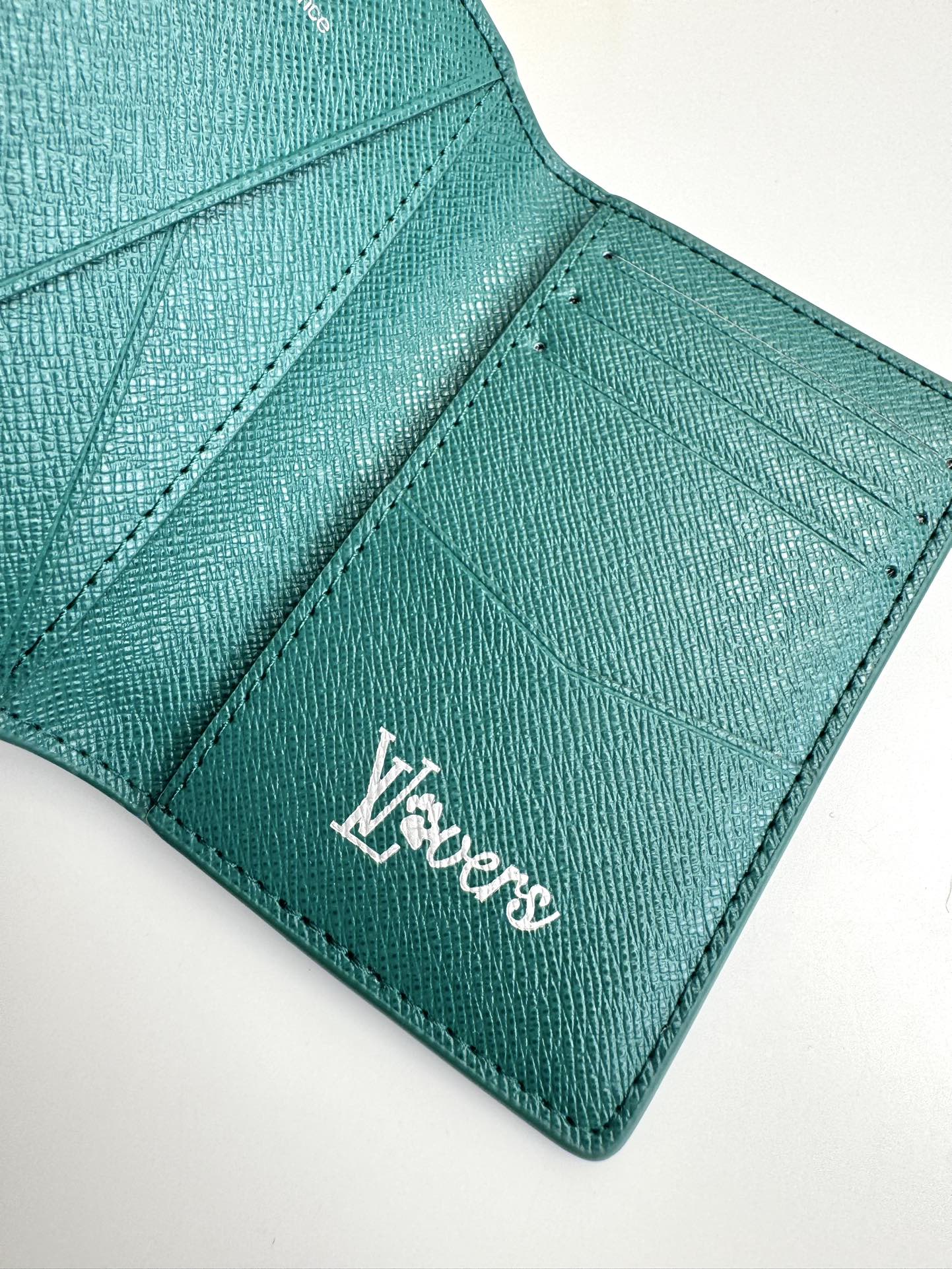 P280 M12659 Verde Esta cartera de bolsillo está confeccionada en lona revestida Monclerogram Heritage y presenta elementos clásicos como los cuadros Damier y el logotipo Marque L. Vuitton Déposée, mostrando la moderna interpretación de Pharrell Williams del estampado Monclerogram. 11 x 7,5 x 1 cm