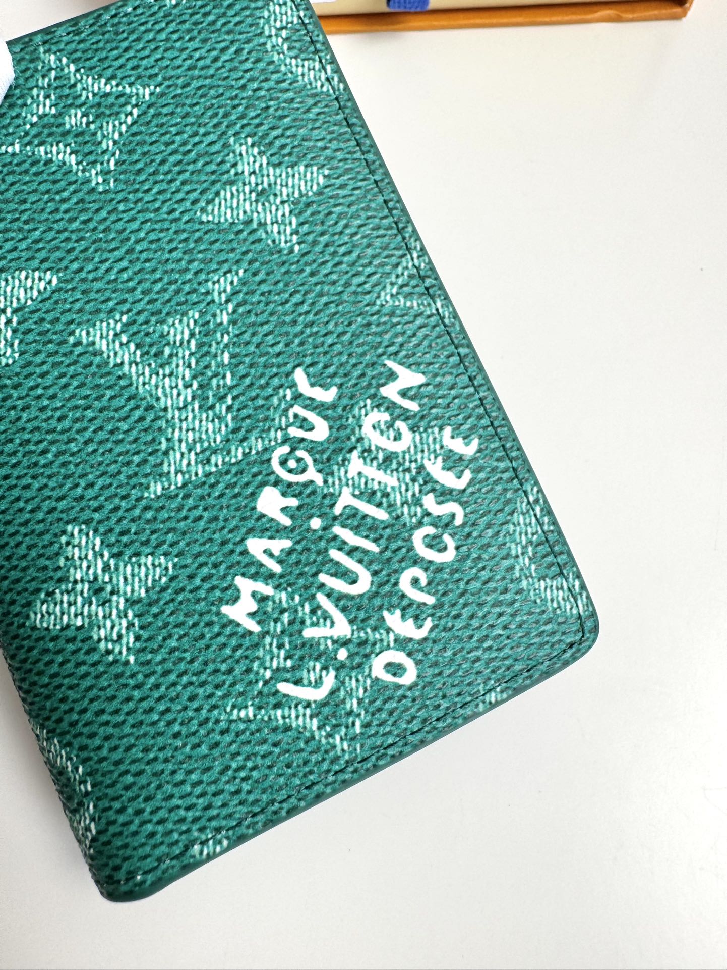 P280 M12659 Verde Esta carteira de bolso é fabricada em lona revestida Monclerogram Heritage e apresenta elementos clássicos como o xadrez Damier e o logótipo Marque L. Vuitton Déposée, mostrando a interpretação moderna de Pharrell Williams do padrão Monclerogram. 11 x 7,5 x 1 cm