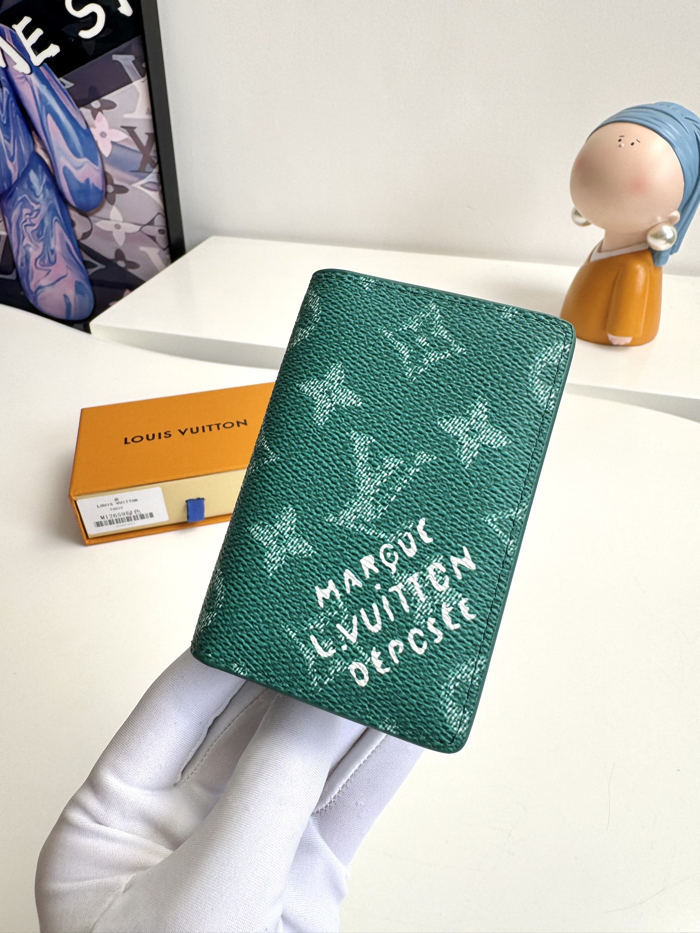 P280 M12659 Green This pocket wallet is made from Monclerogram Heritage coated canvas and features classic elements such as the Damier check and the Marque L. Vuitton Déposée logo, which showcases Pharrell Williams' modern interpretation of the Monclerogram pattern Dimensions. Dimensions: 11 x 7.5 x 1cm