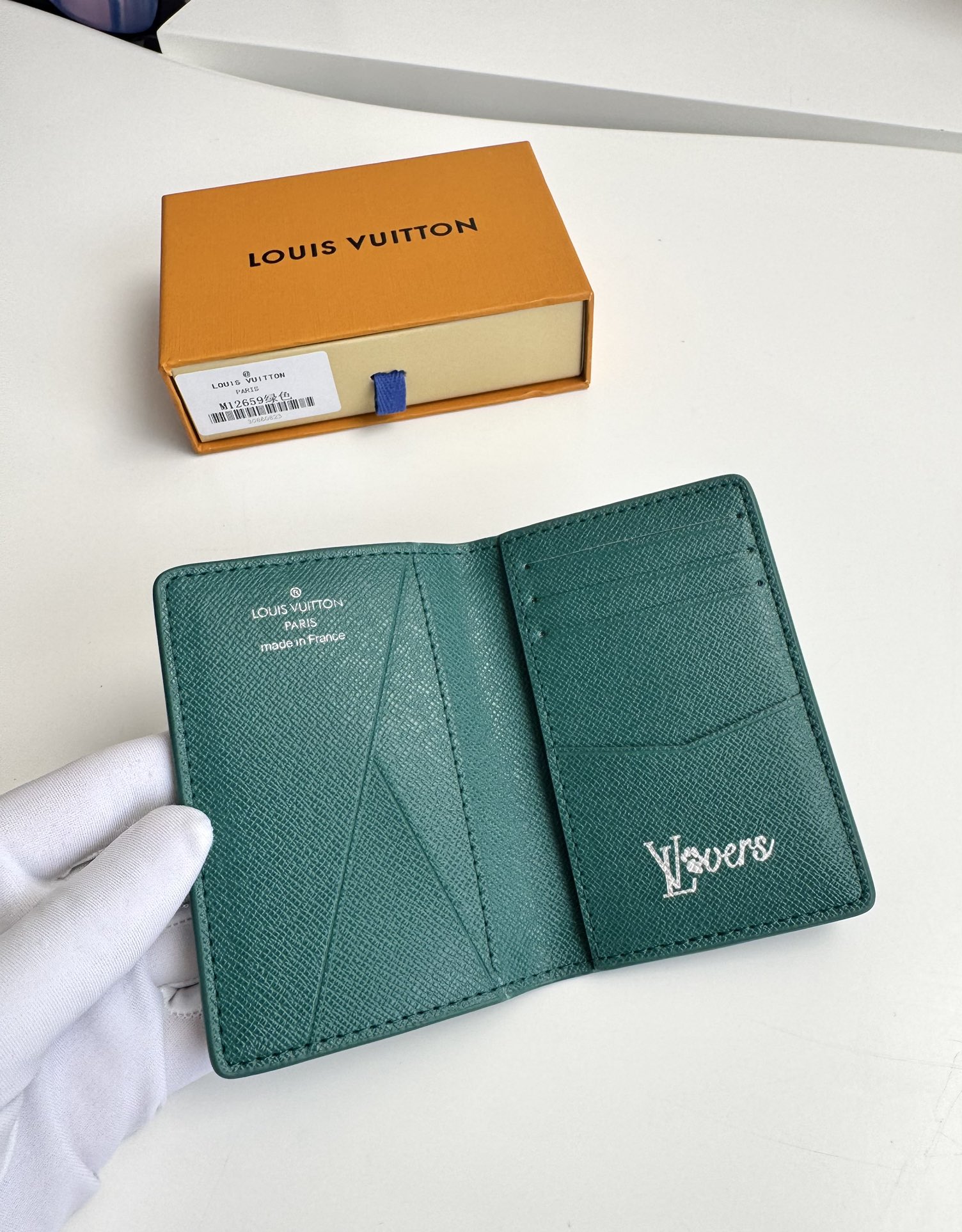 P280 M12659 Green This pocket wallet is made from Monclerogram Heritage coated canvas and features classic elements such as the Damier check and the Marque L. Vuitton Déposée logo, which showcases Pharrell Williams' modern interpretation of the Monclerogram pattern Dimensions. Dimensions: 11 x 7.5 x 1cm