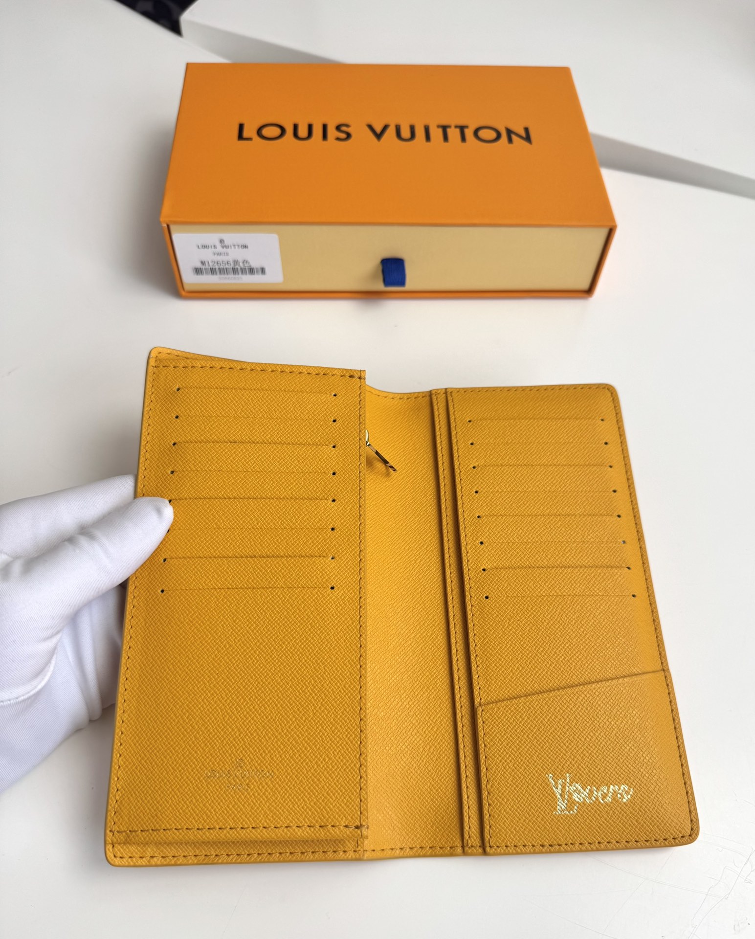 P400 M12656 Green Ce portefeuille Brazza en toile Monclerogram Heritage est une nouvelle interprétation par Pharrell Williams de l'emblématique motif Monclerogram, avec des textures entrecroisées et le logo Marque L. Vuitton Déposée qui met en valeur l'impression Damier d'origine. Les éléments classiques de l'imprimé Damier original sont associés à de multiples fentes pour cartes et à des compartiments pour un design long et fonctionnel Taille : 19 x 10 x 2cm