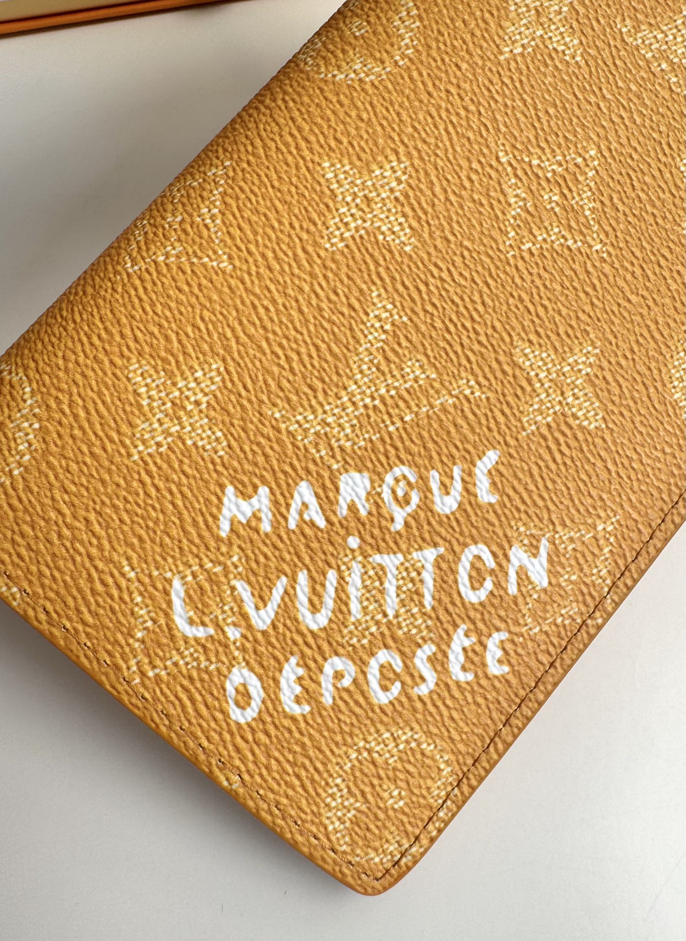 P400 M12656 Green Ce portefeuille Brazza en toile Monclerogram Heritage est une nouvelle interprétation par Pharrell Williams de l'emblématique motif Monclerogram, avec des textures entrecroisées et le logo Marque L. Vuitton Déposée qui met en valeur l'impression Damier d'origine. Les éléments classiques de l'imprimé Damier original sont associés à de multiples fentes pour cartes et à des compartiments pour un design long et fonctionnel Taille : 19 x 10 x 2cm