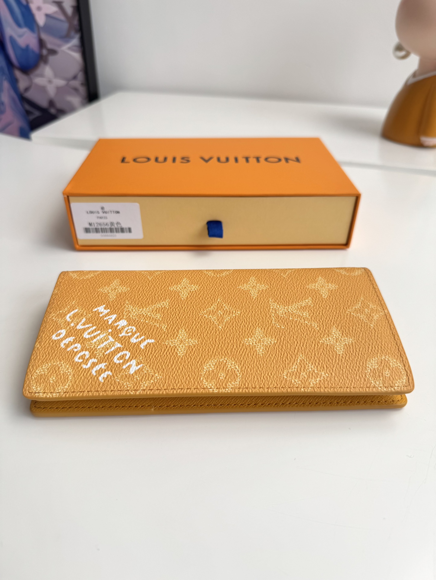 P400 M12656 Green Ce portefeuille Brazza en toile Monclerogram Heritage est une nouvelle interprétation par Pharrell Williams de l'emblématique motif Monclerogram, avec des textures entrecroisées et le logo Marque L. Vuitton Déposée qui met en valeur l'impression Damier d'origine. Les éléments classiques de l'imprimé Damier original sont associés à de multiples fentes pour cartes et à des compartiments pour un design long et fonctionnel Taille : 19 x 10 x 2cm