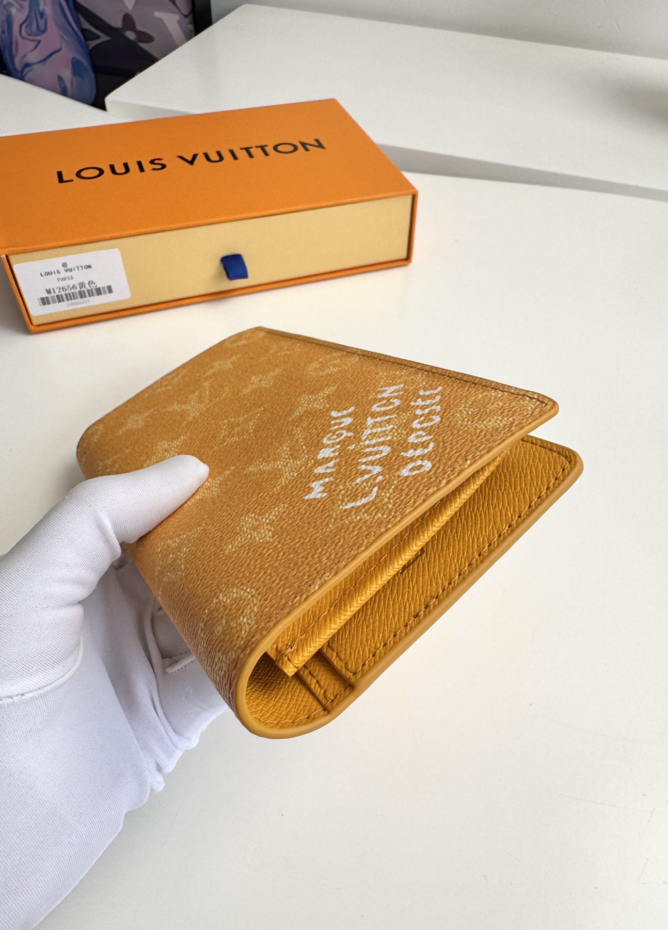 P400 M12656 Green Ce portefeuille Brazza en toile Monclerogram Heritage est une nouvelle interprétation par Pharrell Williams de l'emblématique motif Monclerogram, avec des textures entrecroisées et le logo Marque L. Vuitton Déposée qui met en valeur l'impression Damier d'origine. Les éléments classiques de l'imprimé Damier original sont associés à de multiples fentes pour cartes et à des compartiments pour un design long et fonctionnel Taille : 19 x 10 x 2cm