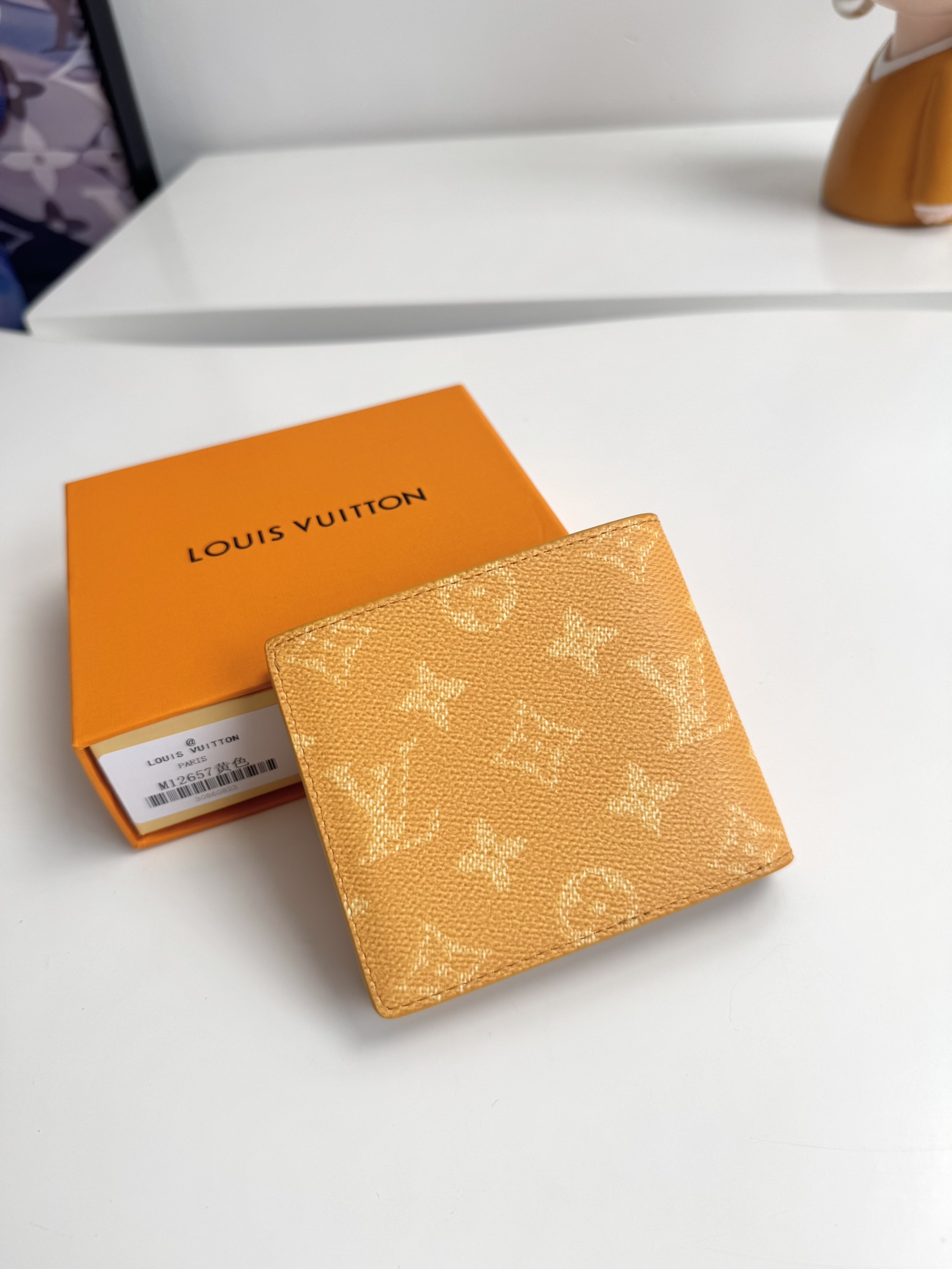 P320 M12657 Green This Multiple wallet is made of Monclerogram Heritage canvas to unleash a modern style with a subtle display of horizontal and vertical textures and original Damier motifs such as the Marque L. Vuitton Déposée logo Dimensions: 11.5 x 9 x 1.5 cm.