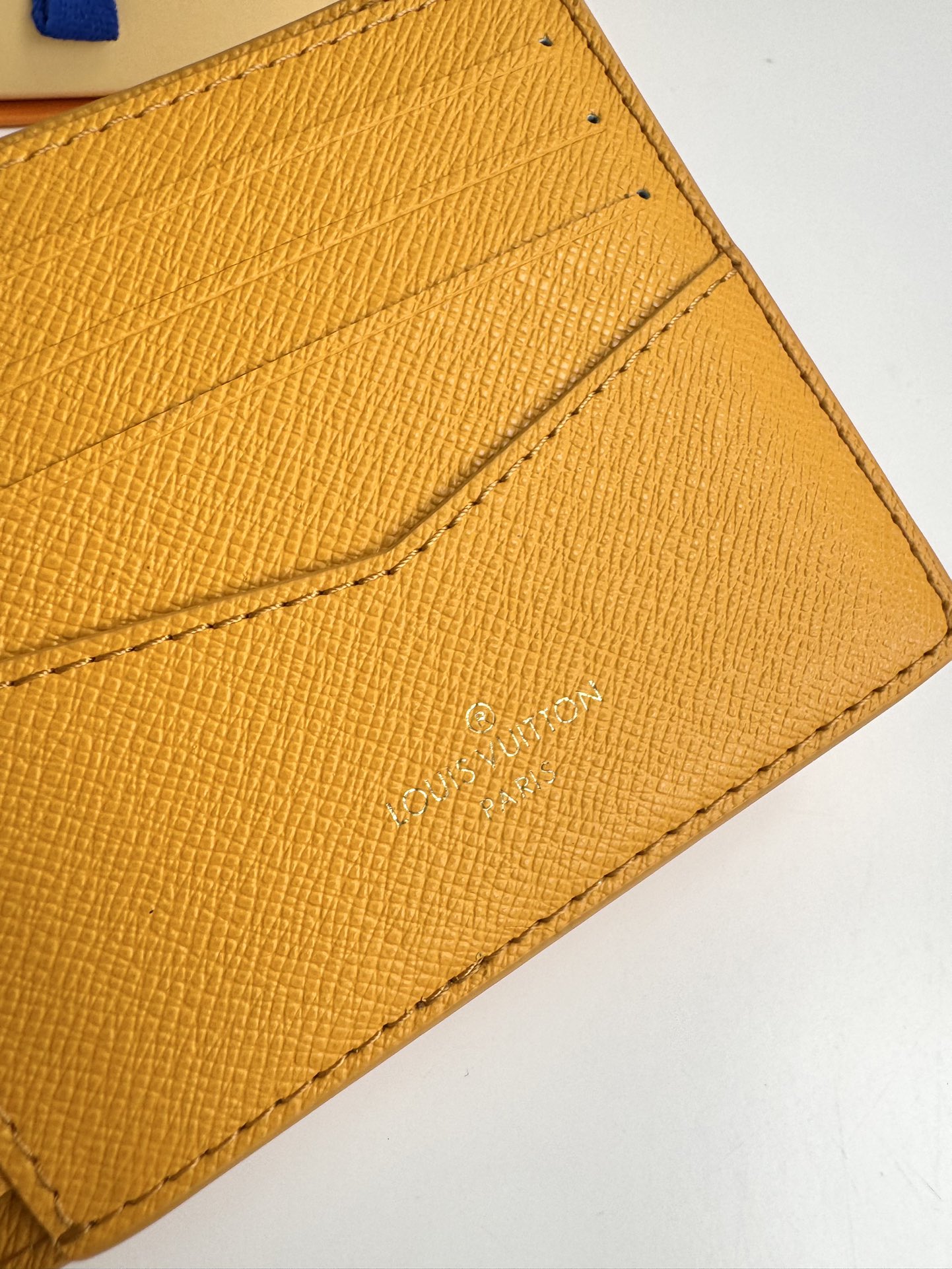 P320 M12657 Green This Multiple wallet is made of Monclerogram Heritage canvas to unleash a modern style with a subtle display of horizontal and vertical textures and original Damier motifs such as the Marque L. Vuitton Déposée logo Dimensions: 11.5 x 9 x 1.5 cm.