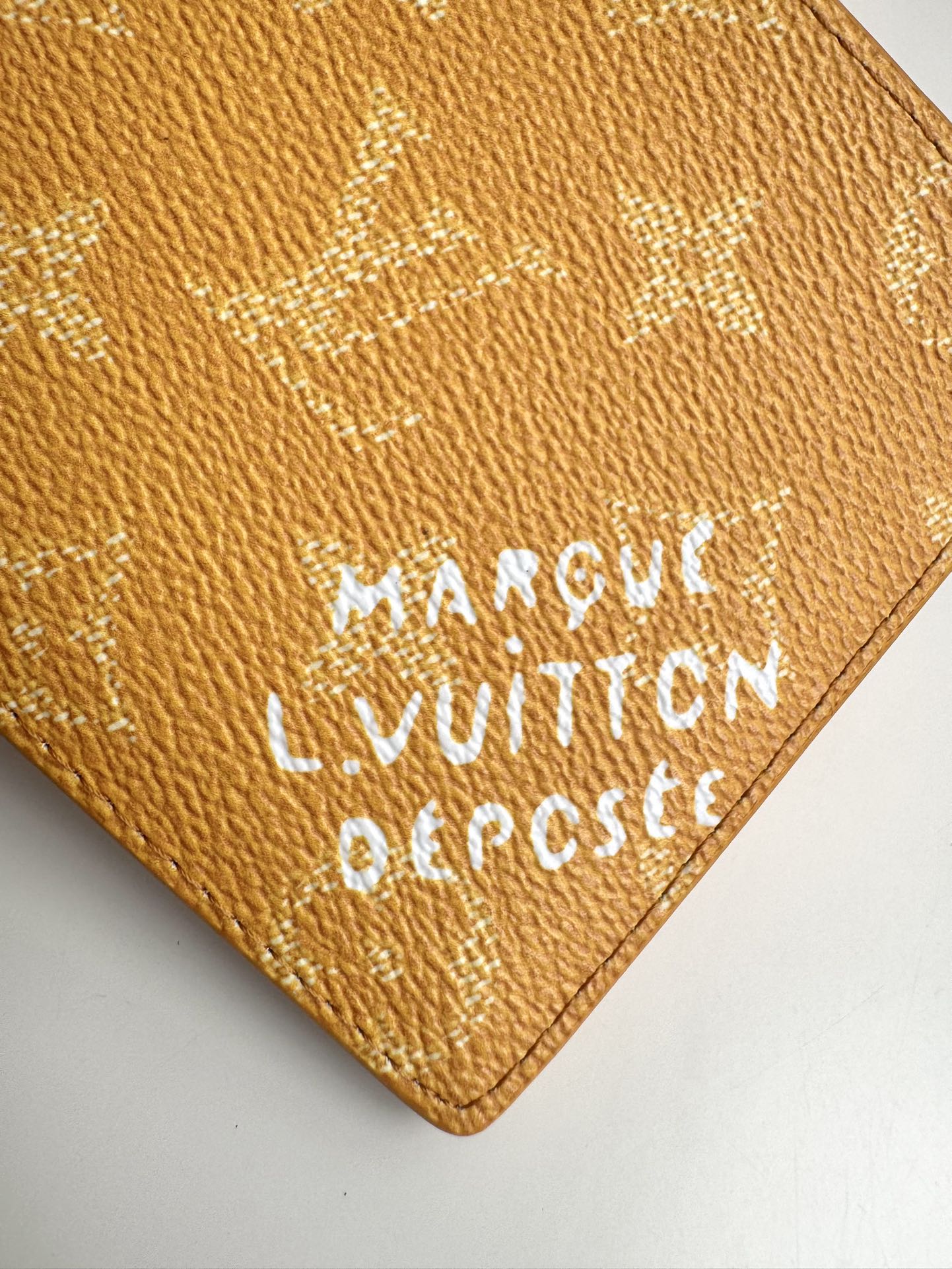 P320 M12657 Verde Esta cartera múltiple desata un estilo moderno en lona Monclerogram Heritage con un sutil despliegue de texturas horizontales y verticales y motivos Damier originales como el logotipo Marque L. Vuitton Déposée Dimensiones: 11,5 x 9 x 1,5 cm.