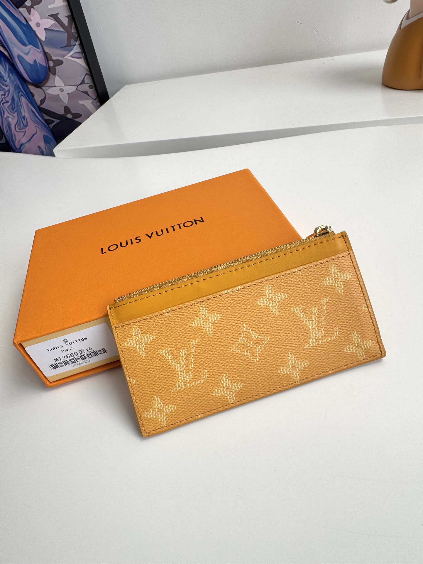 P320 M12660 Green Pharrell Williams draws on the tradition of the brand's Damier print to reinvent the classic Monclerogram pattern for the Coin cardholder with crisscrossing textures and the Marque L. Vuitton Déposée logo Size: 14.5×8×8cm Size: 14.5 x 8 x 1cm