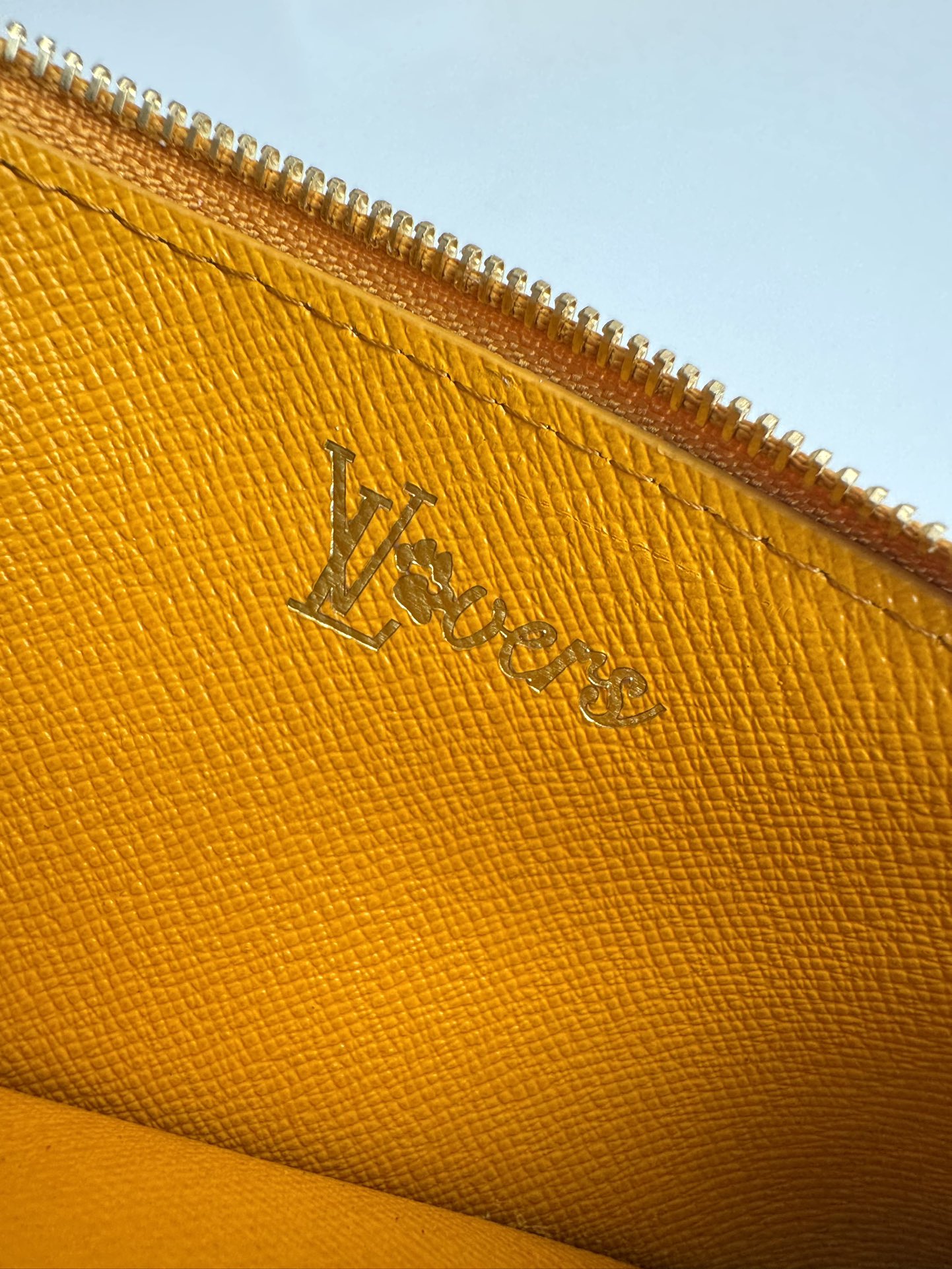 P320 M12660 Verde Pharrell Williams inspira-se na herança do estampado Damier da marca para reinventar o padrão clássico Monclerogram para o porta-cartões Coin com texturas cruzadas e o logótipo Marque L. Vuitton Déposée. Tamanho: 14,5 x 8 x 1cm