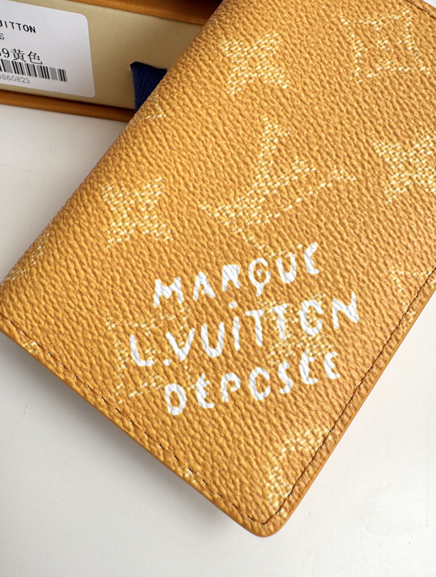 Image [6]-P280 M12659Yellow Ce portefeuille de poche est fabriqué en toile enduite Monclerogram Heritage avec des éléments classiques tels que le damier et le logo Marque L.Vuitton Déposée, démontrant l'engagement de Pharrell Williams envers le motif Monclerogram. Interprétation moderneTaille : 11 x 7,5 x 1cm-High Replica Bags