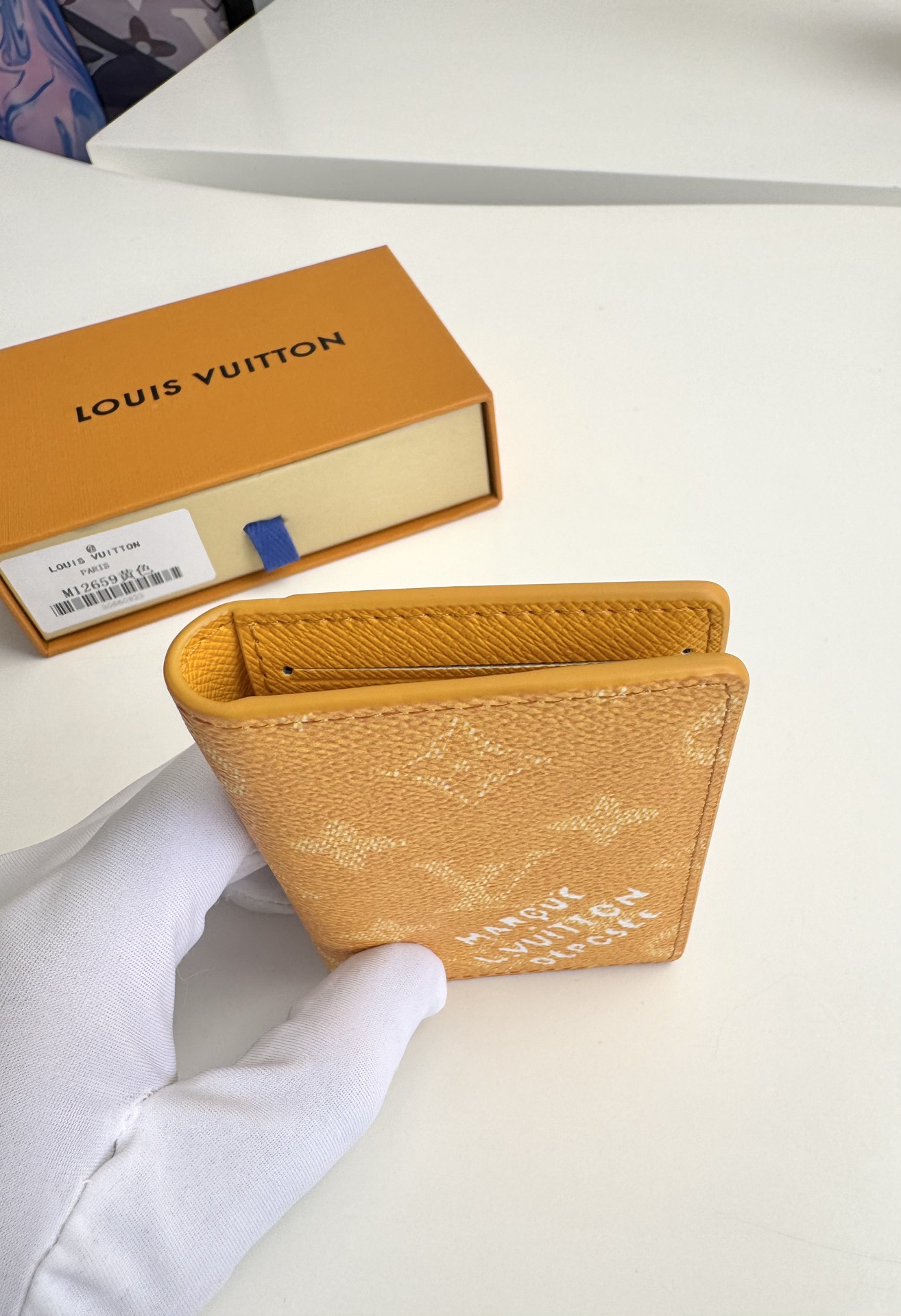 Imagem [3]-P280 M12659Amarelo Esta carteira de bolso é feita de lona revestida Monclerogram Heritage com elementos clássicos, como o xadrez Damier e o logótipo Marque L.Vuitton Déposée, apresentando a visão de Pharrell Williams sobre o padrão Monclerogram. Interpretação modernaTamanho: 11 x 7,5 x 1cm-Sacos de réplica de alta qualidade