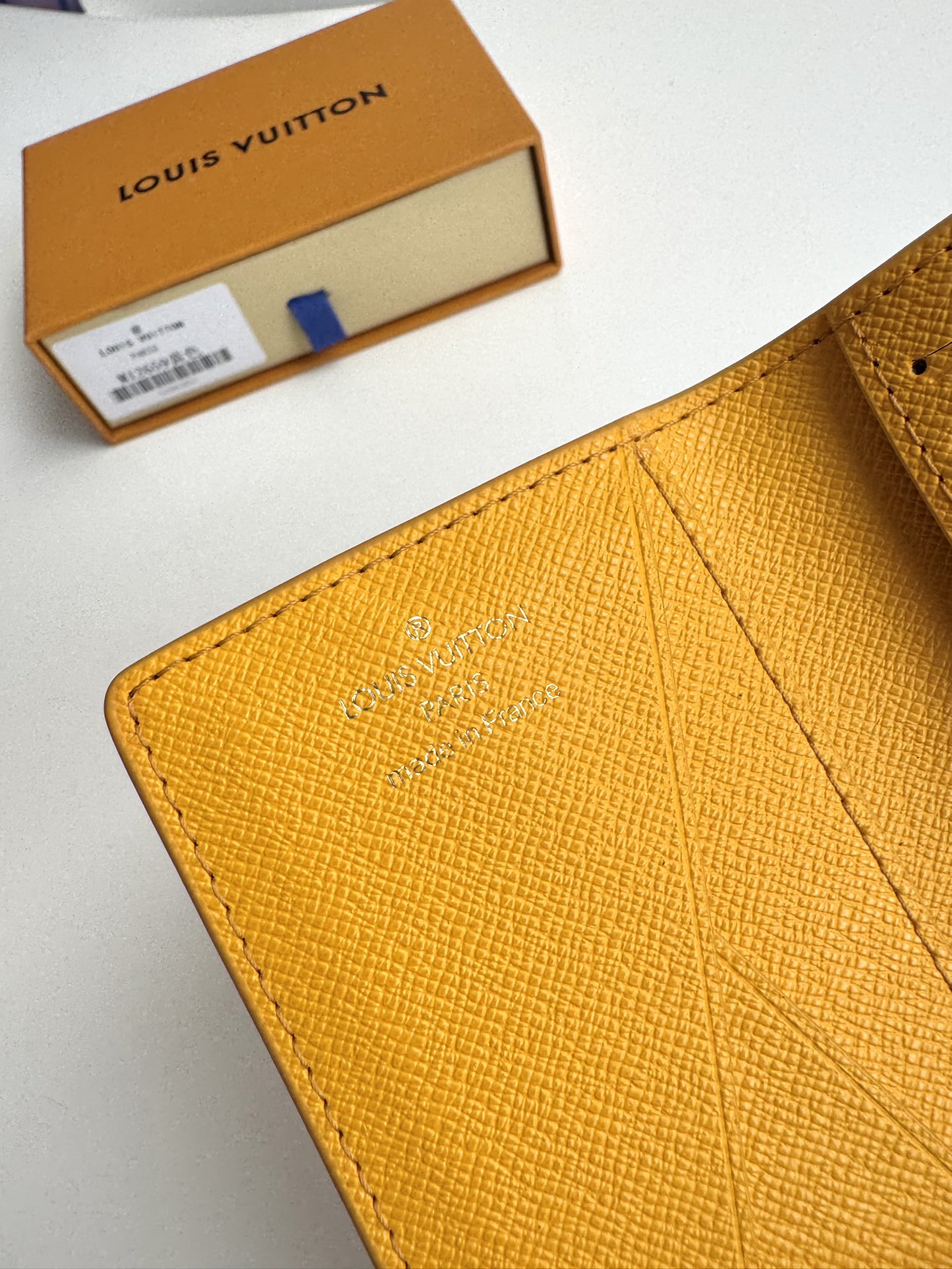 Image[9]-P280 M12659Yellow Ce portefeuille de poche est fabriqué en toile enduite Monclerogram Heritage avec des éléments classiques tels que le damier et le logo Marque L.Vuitton Déposée, ce qui démontre l'amour de Pharrell Williams pour le motif Monclerogram. Interprétation moderneTaille : 11 x 7,5 x 1cm-High Replica Bags