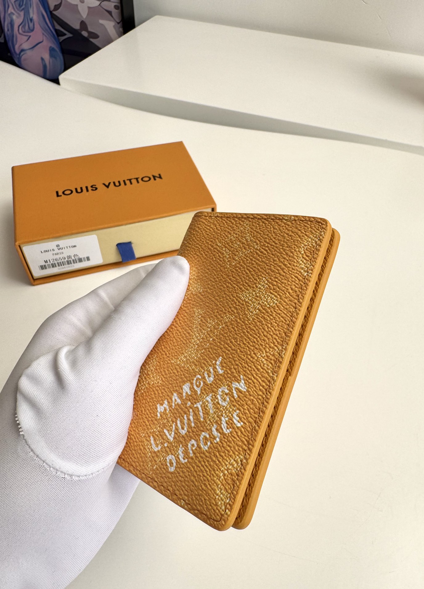 Image [4]-P280 M12659Yellow Ce portefeuille de poche est fabriqué en toile enduite Monclerogram Heritage avec des éléments classiques tels que le damier et le logo Marque L.Vuitton Déposée, démontrant l'engagement de Pharrell Williams envers le motif Monclerogram. Interprétation moderneTaille : 11 x 7,5 x 1cm-High Replica Bags