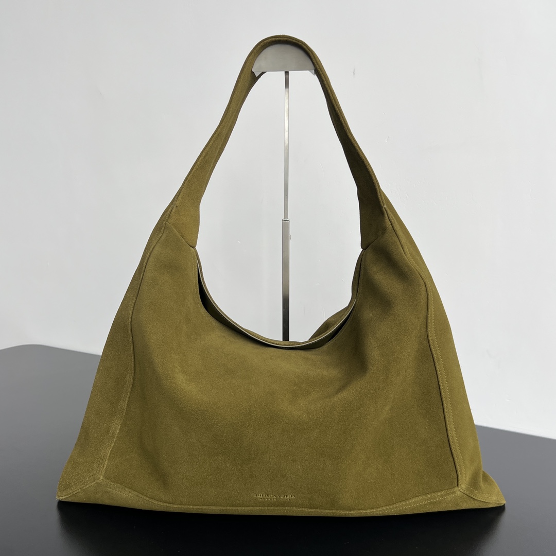 Bv Large Suede Hop Handbag 803976🎈 One-piece molded whole sheet of deerskin velvet design as a whole instead of woven bag surface more simple and handsome 😎 The body of the bag is soft and casual the mouth of the bag is more convenient and safe to open and close with a double-sided magnetic closure! Pyramid silhouette both practical and fashionable 👏 this unique beauty and texture can not be replaced by any other bag 💯Size: 54x24x13 p2700