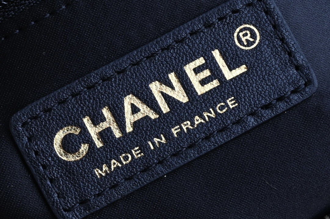 ¡Chanel cadena de oro Grand Shopping Tote (denominado GST) nació en 2010 con un estilo de diseño de gran capacidad para atraer la atención rentable es también muy alto! Por muchos entusiastas de CHANEL llamado bolso de Chanel estilo de entrada de elección Cuero: Francia Haas fábrica original resistente a la fabricación de caviar de cuero de vaca Hardware: acero tallado grueso chapado en oro Tamaño: 34 * 24 * 12cm-Alta Faux Bolsas