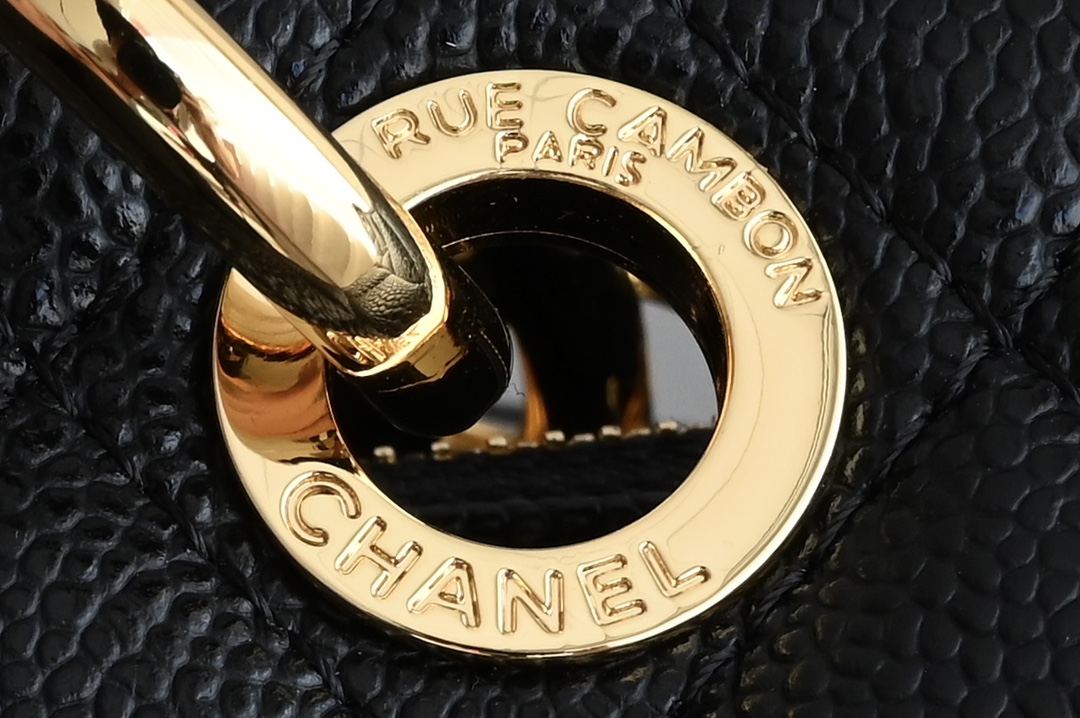 图片[6]-Chanel 金链条Grand Shopping Tote 
（简称GST）诞生于2010年 以超大容量的设计风格吸引眼球性价比也很高！被许多CHANEL爱好者称之Chanel包袋入门款式的首选

皮料：法国Haas原厂耐造鱼子酱牛皮
五金：精钢雕刻厚镀金
尺寸：34*24*12cm-高仿包包