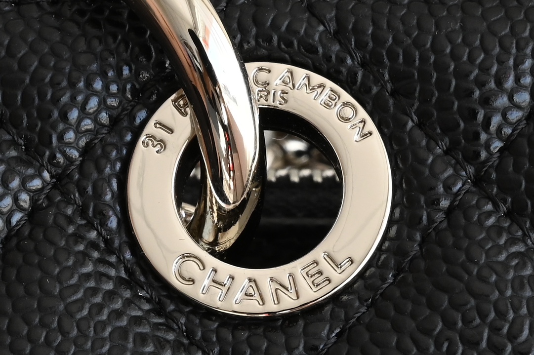 Chanel chaîne d'argent Grand Shopping Tote (appelé GST) est né en 2010 avec un style de conception de grande capacité pour attirer l'attention coût efficace est également très élevé ! Par de nombreux amateurs de CHANEL appelé Chanel sac d'entrée de style de choix Cuir : France Haas usine originale résistant à la fabrication de caviar cowhide Matériel : acier gravé blanc lat Taille : 34 * 24 * 12cm-Haut Faux Sacs