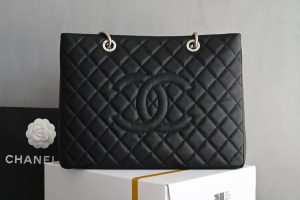 Chanel cadeia de prata Grand Shopping Tote (referido como GST) nasceu em 2010 com um estilo de design de grande capacidade para atrair o olho custo-benefício também é muito alto! Por muitos entusiastas CHANEL chamado Chanel saco estilo de entrada de escolha Couro: França Haas fábrica original resistente à fabricação de caviar couro de vaca Hardware: aço gravado lat branco Tamanho: 34 * 24 * 12cm-Alto Faux Bags