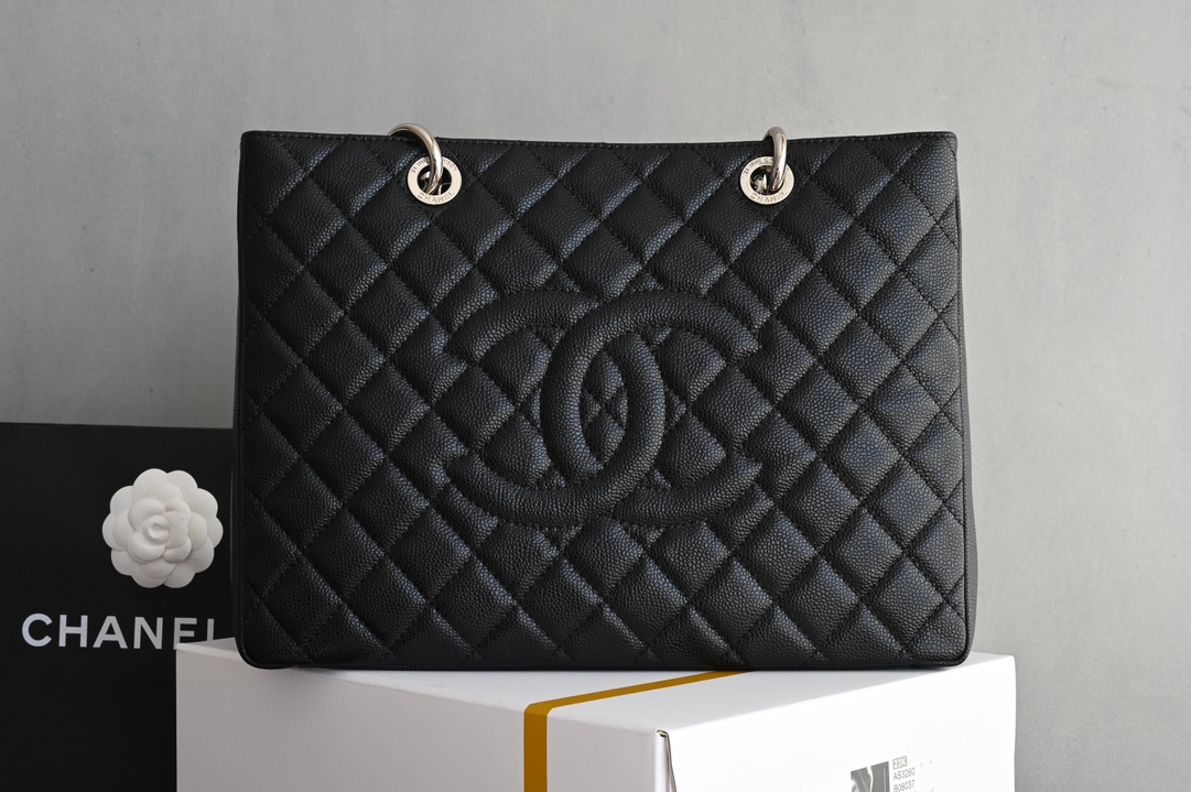 Chanel 银链条Grand Shopping Tote 
（简称GST）诞生于2010年 以超大容量的设计风格吸引眼球性价比也很高！被许多CHANEL爱好者称之Chanel包袋入门款式的首选

皮料：法国Haas原厂耐造鱼子酱牛皮
五金：精钢雕刻白叻
尺寸：34*24*12cm-高仿包包