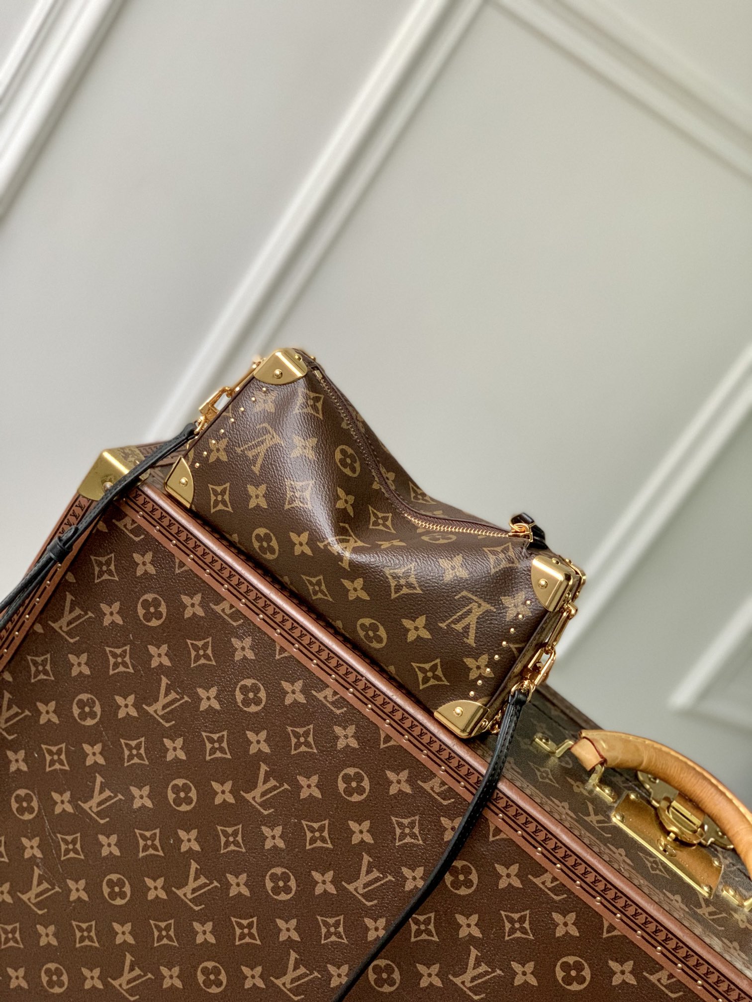 P1900 LV M13147El bolso Trunk Slim es una elegante incorporación a la icónica colección de bolsos Trunk del desfile Crucero 2025. La sutil mezcla de lona Monclerogram, lona Monclerogram Reverse y suaves adornos de piel de vacuno realzan las pinceladas características de Nicolas Ghesquière. El icónico cierre en S con pinceladas y las tachuelas metálicas rinden homenaje a la larga tradición de la colección Trunk12 x 4 x 23 cm (Alto x Ancho x Largo)-Alto Fake Bags