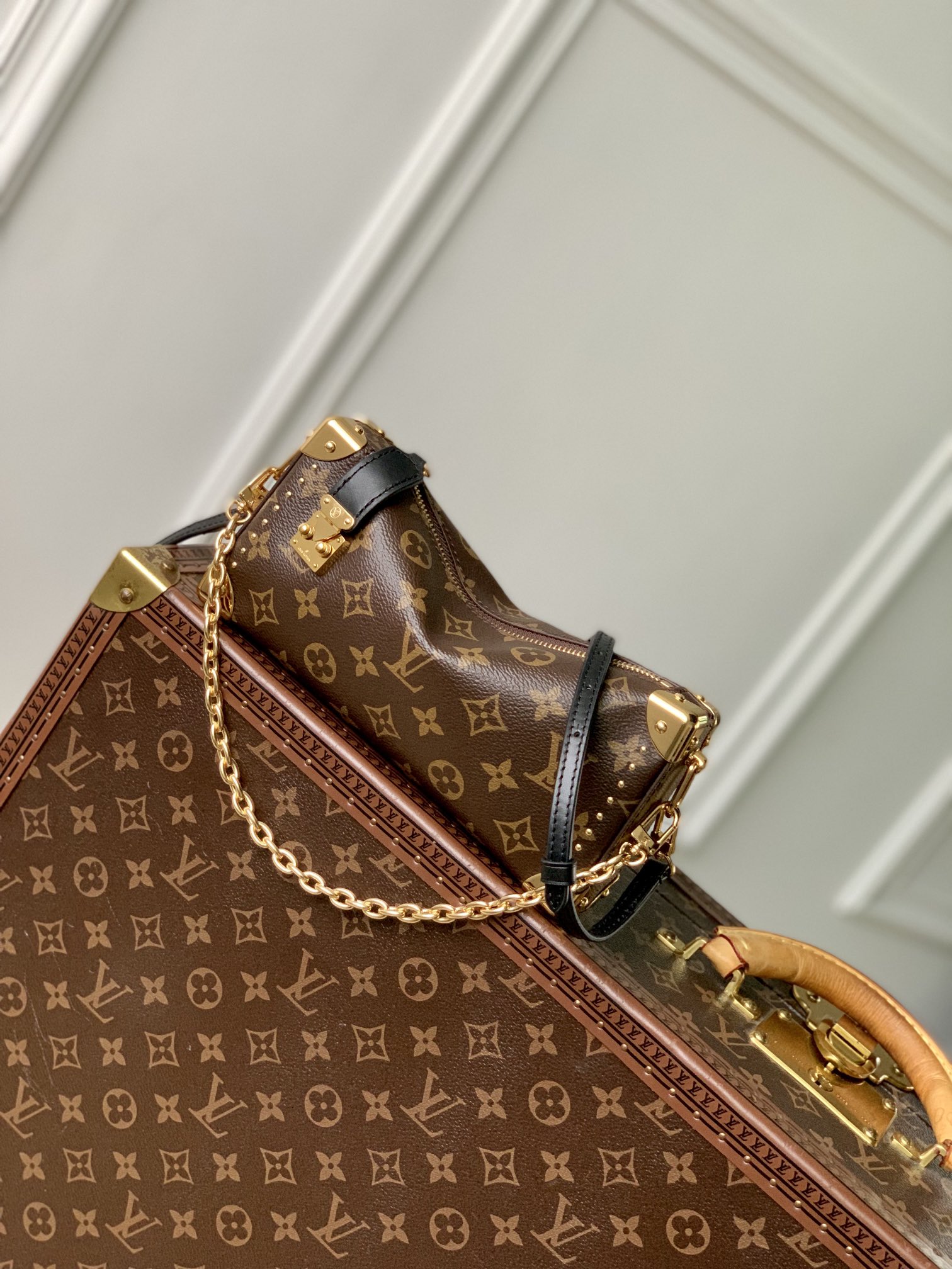 P1900 LV LV M13147حقيبة يد LV M13147حقيبة يد رفيعة من حقيبة Trunk هي إضافة أنيقة لمجموعة حقائب Trunk الكلاسيكية في Cruise 2025 يبرز المزيج الرقيق من قماش Monclerogram وقماش Monclerogram العكسي وتقليمات جلد البقر الناعم ضربات الفرشاة المميزة لنيكولاس غيسكيير. تشيد ضربة الفرشاة الأيقونية على شكل حرف S- قفل على شكل حرف S مع أزرار معدنية بالتقاليد العريقة لمجموعة Trunk12 × 4 × 23 سم (الارتفاع × العرض × الطول)