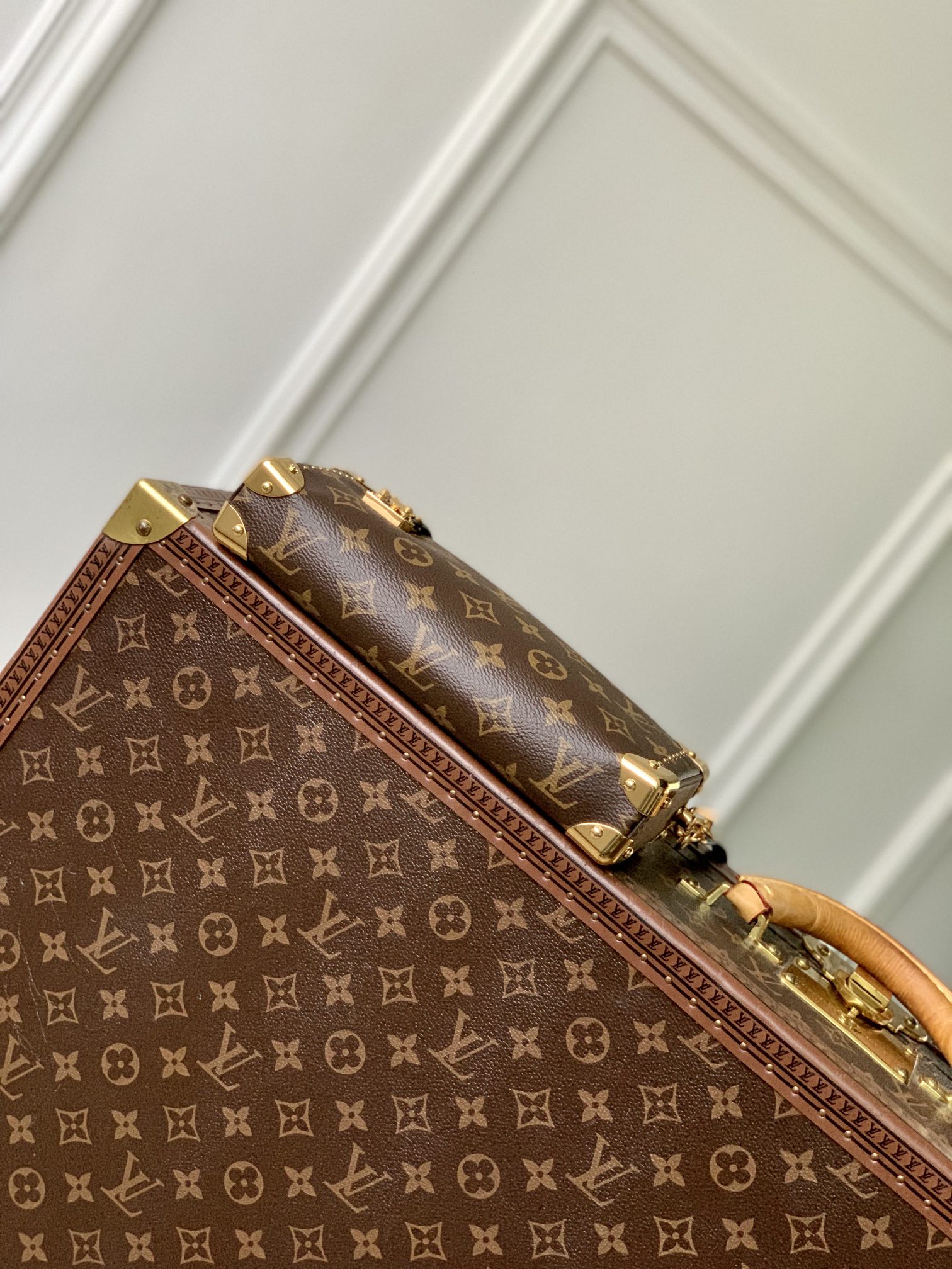 P1900 LV LV M13147حقيبة يد LV M13147حقيبة يد رفيعة من حقيبة Trunk هي إضافة أنيقة لمجموعة حقائب Trunk الكلاسيكية في Cruise 2025 يبرز المزيج الرقيق من قماش Monclerogram وقماش Monclerogram العكسي وتقليمات جلد البقر الناعم ضربات الفرشاة المميزة لنيكولاس غيسكيير. تشيد ضربة الفرشاة الأيقونية على شكل حرف S- قفل على شكل حرف S مع أزرار معدنية بالتقاليد العريقة لمجموعة Trunk12 × 4 × 23 سم (الارتفاع × العرض × الطول)