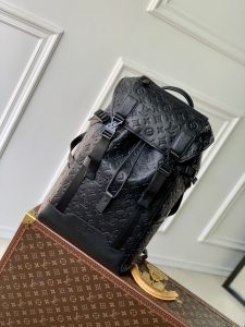 P2300 LV M24776 Black EmbossedCe sac à bandoulière Getaway est réalisé en cuir de vachette Monclerogram Shadow embossé de lettres LV et de grappes Monclerogram pour créer un effet d'ombrage subtilSilhouette élégante dotée d'un compartiment principal spacieux et de poches extérieuresLa fermeture à pression LV s'ouvre sur un rabat supérieur50 x 15 x 29 cm (H x L x L)-High-fashion Sacs